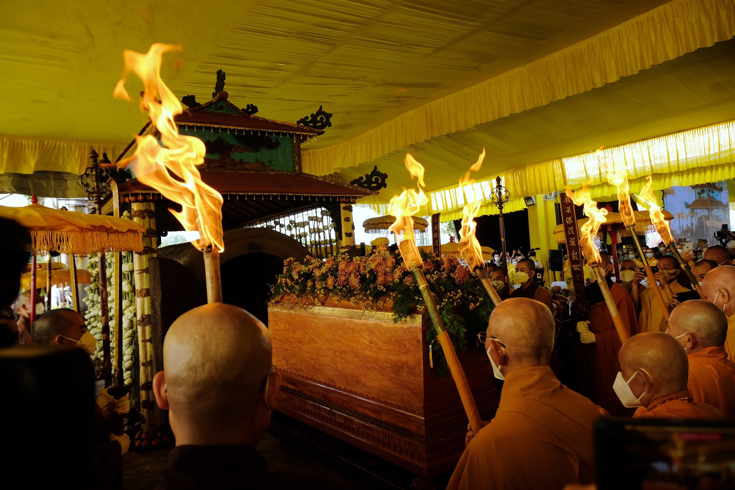 Hang nghin nguoi tien biet thien su Thich Nhat Hanh hinh anh