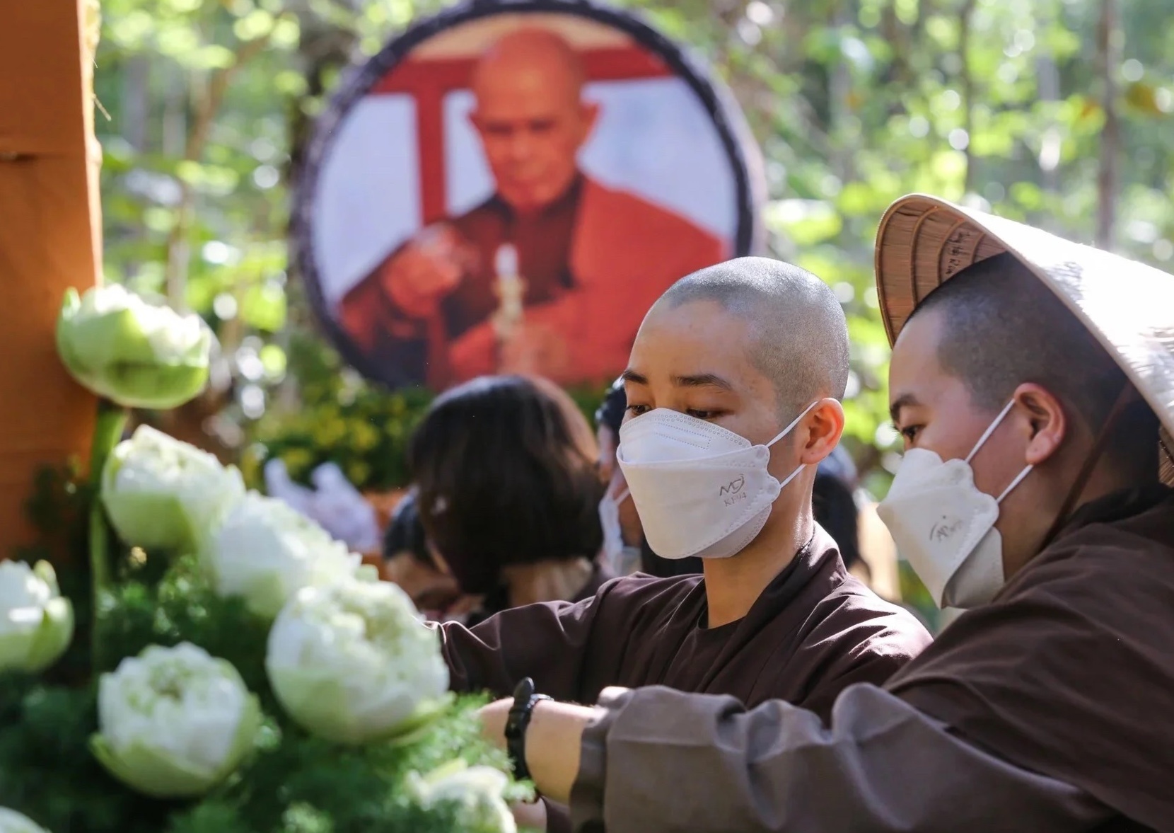 Trang tri xe tang cho linh cuu thien su Thich Nhat Hanh hinh anh