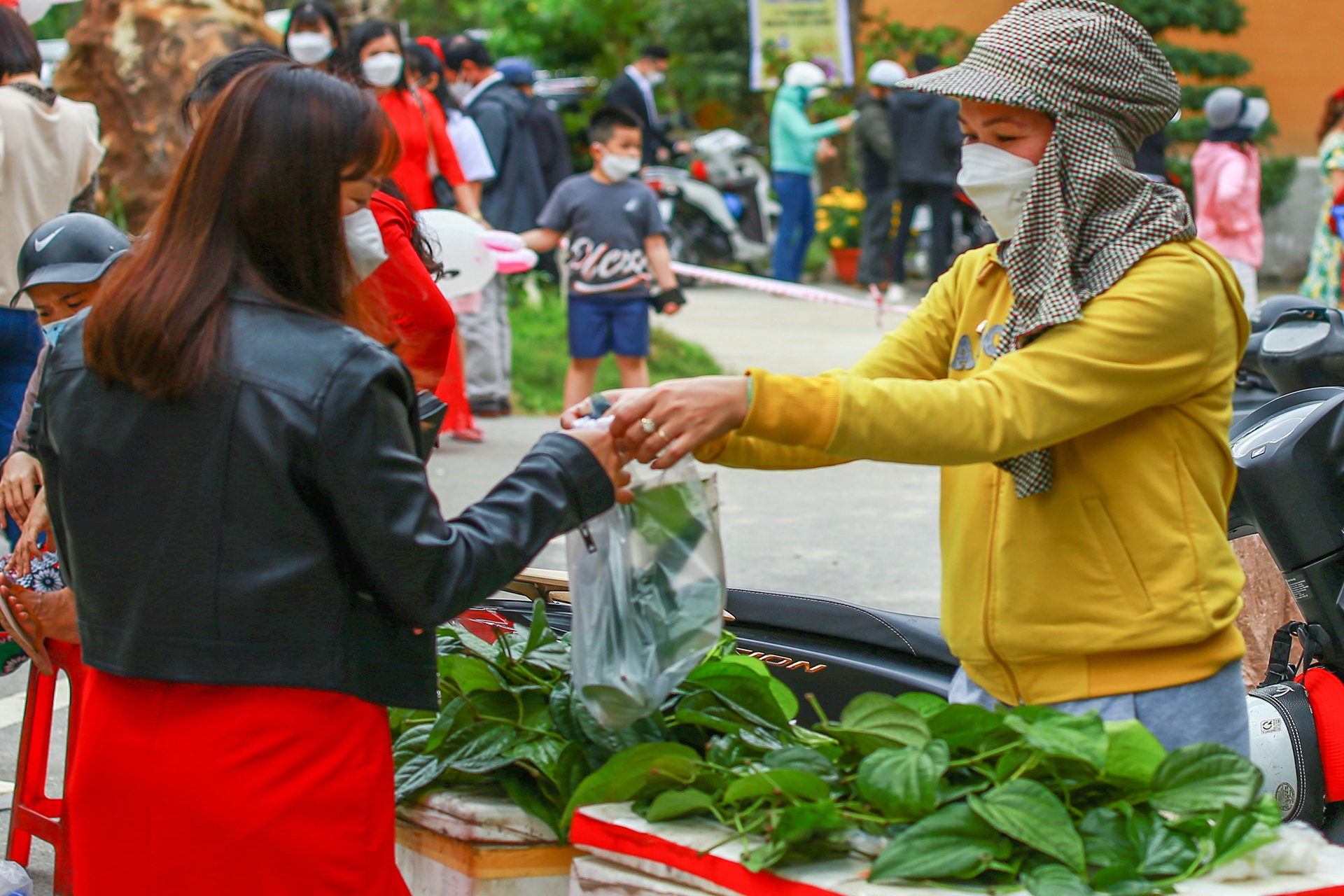 Nguoi Da Nang do xo den chua cau loc ngay mung 1 Tet anh 9