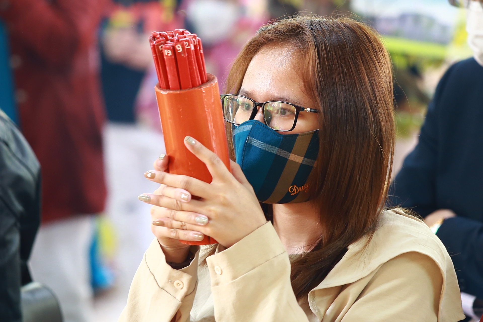 Nguoi Da Nang do xo den chua cau loc ngay mung 1 Tet anh 2