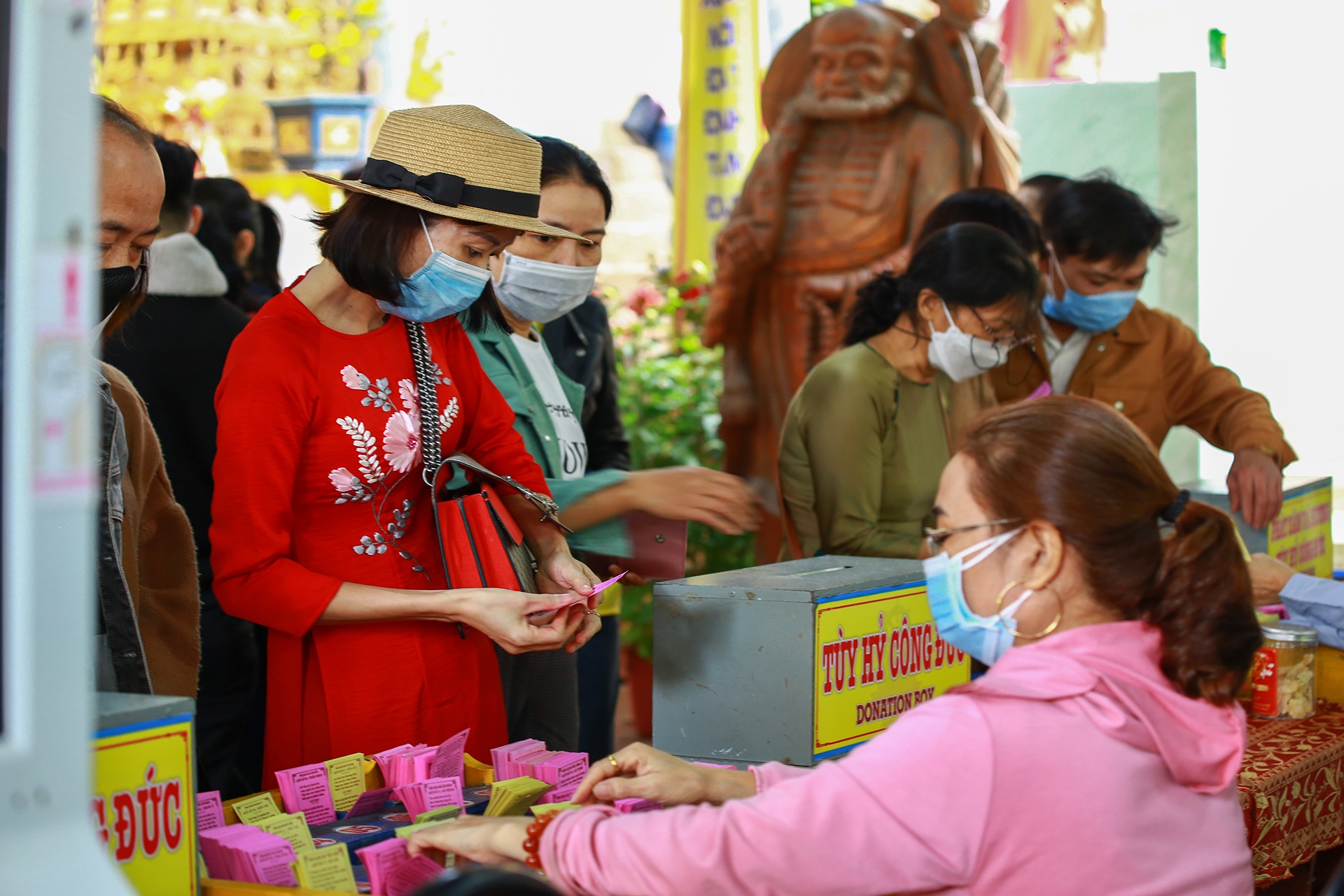 Nguoi Da Nang do xo den chua cau loc ngay mung 1 Tet anh 3