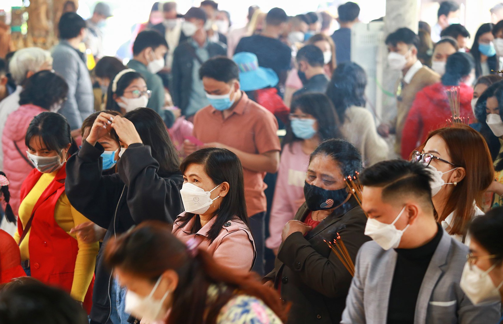 Hang nghin nguoi den chua Quan The Am mung 1 Tet hinh anh