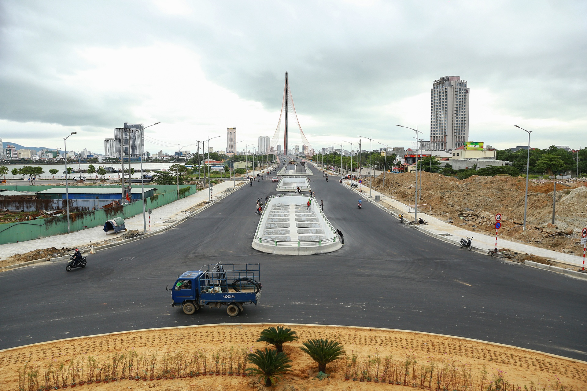 Nguy co xay ra tai nan tai ngieng troi lo thien o cong trinh 750 ty dong anh 2