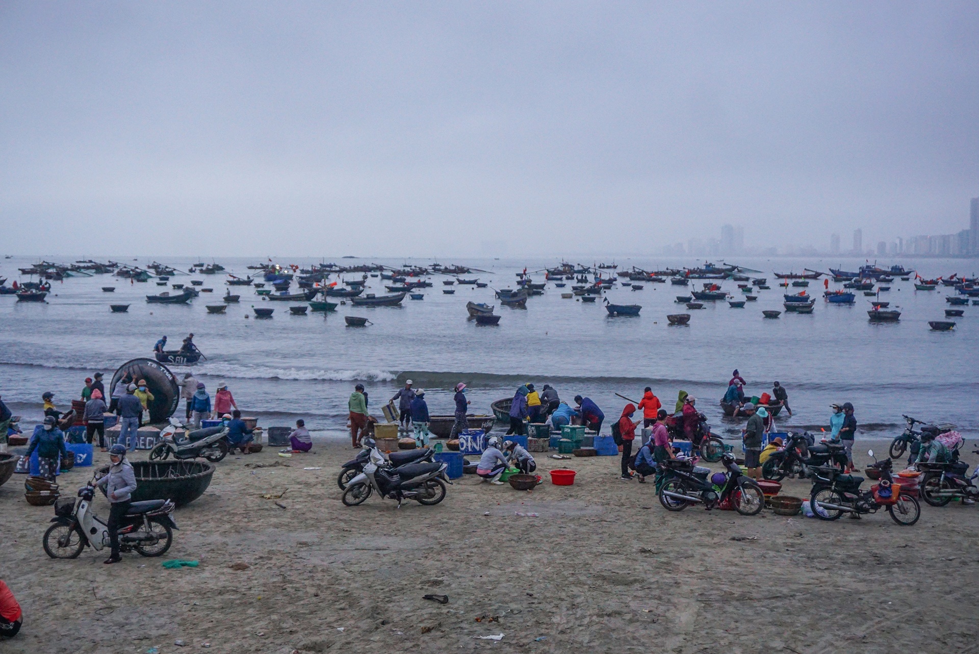Ngu dan Da Nang trung dam ruoc bien anh 1