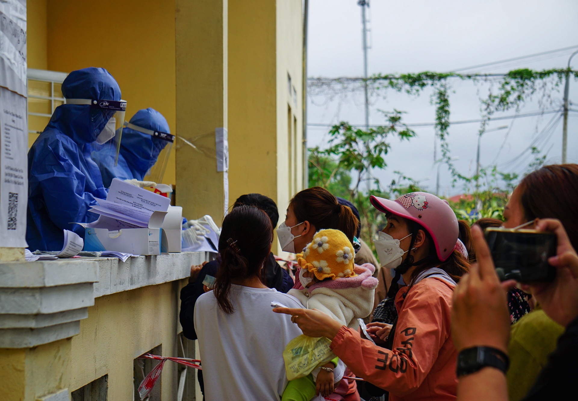 Nguoi dan Da Nang chen lan de xin giay xac nhan Covid-19 anh 1