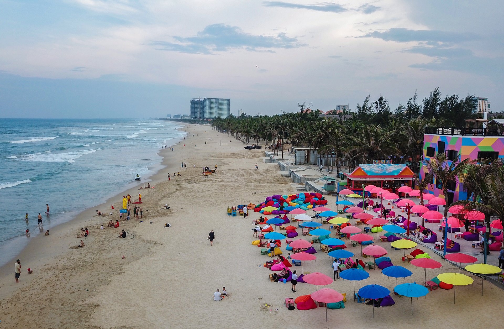 Bien Da Nang duoc trang hoang de don khach du lich anh 2