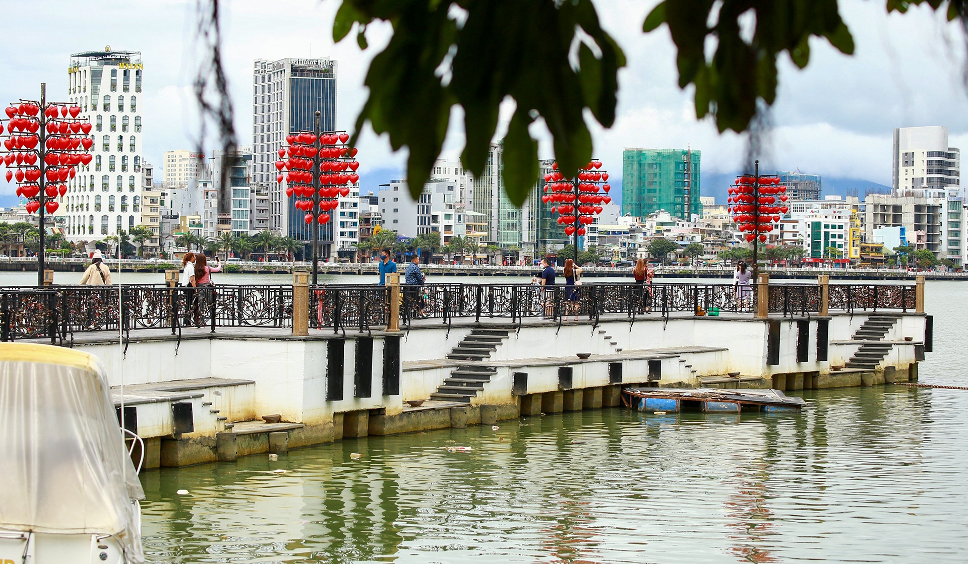 Ngay dau don khach quoc te anh 2