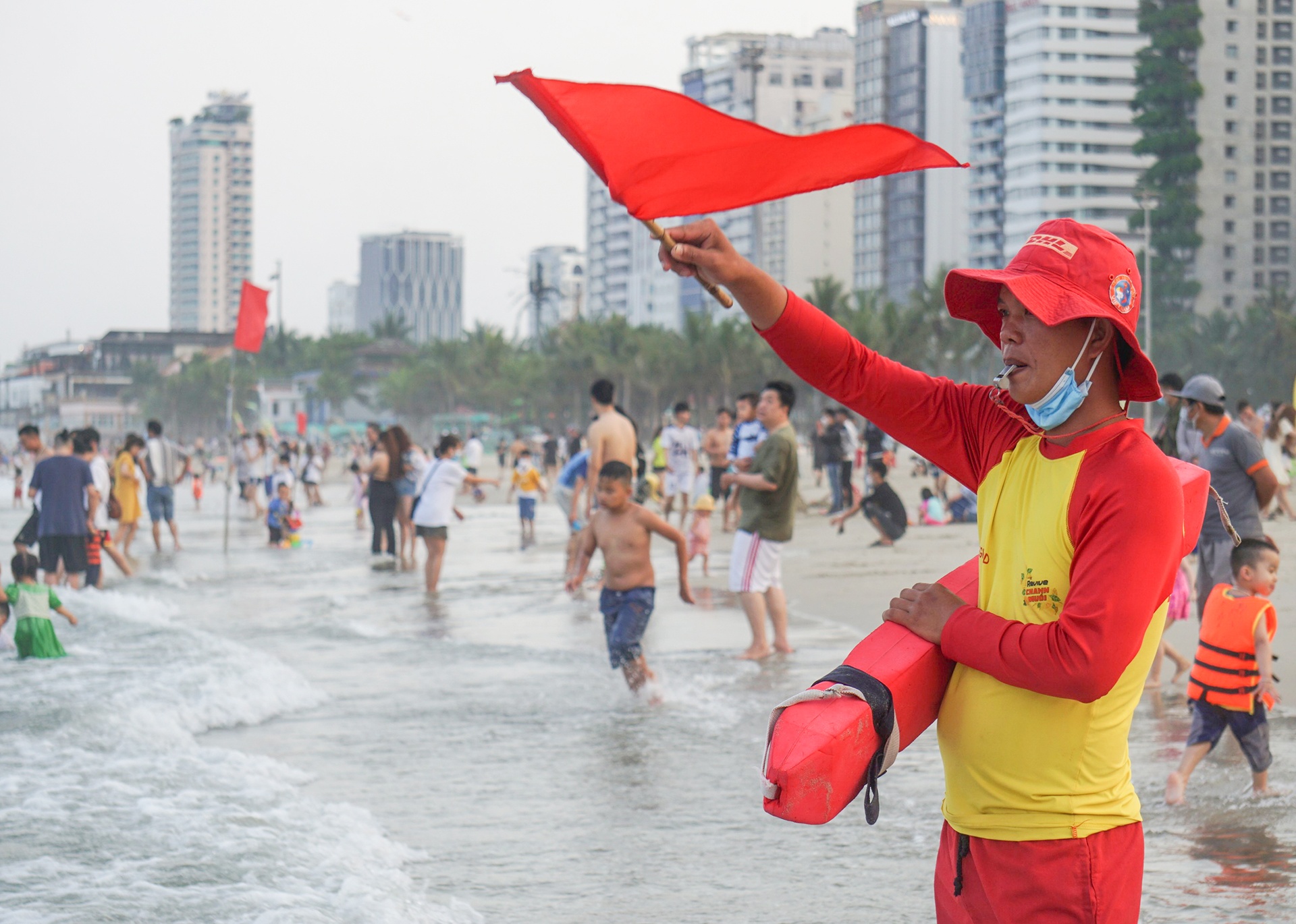 Cac bai bien Da Nang dong nghit du khach anh 3