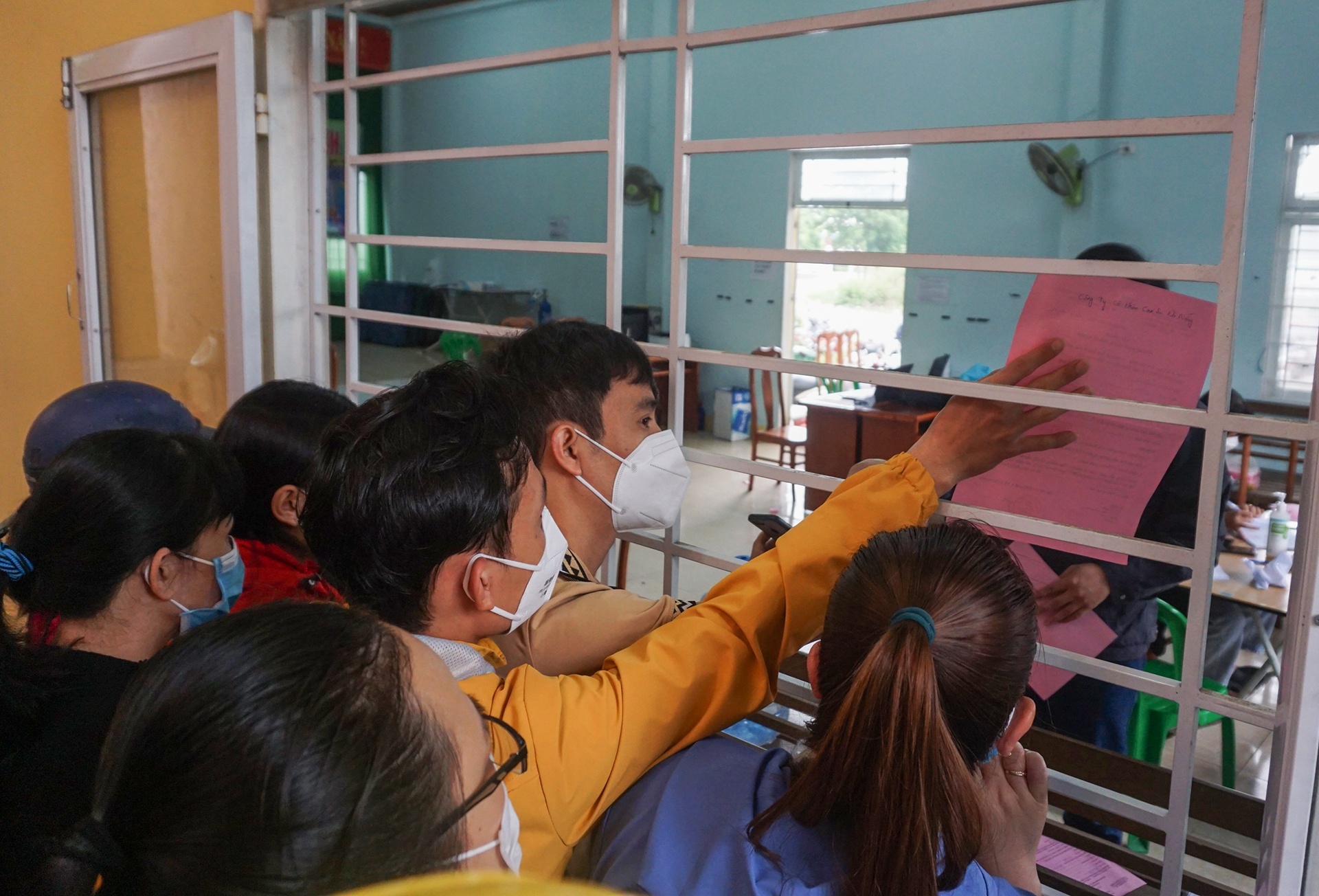 Nguoi dan Da Nang chen lan de xin giay xac nhan Covid-19 anh 3