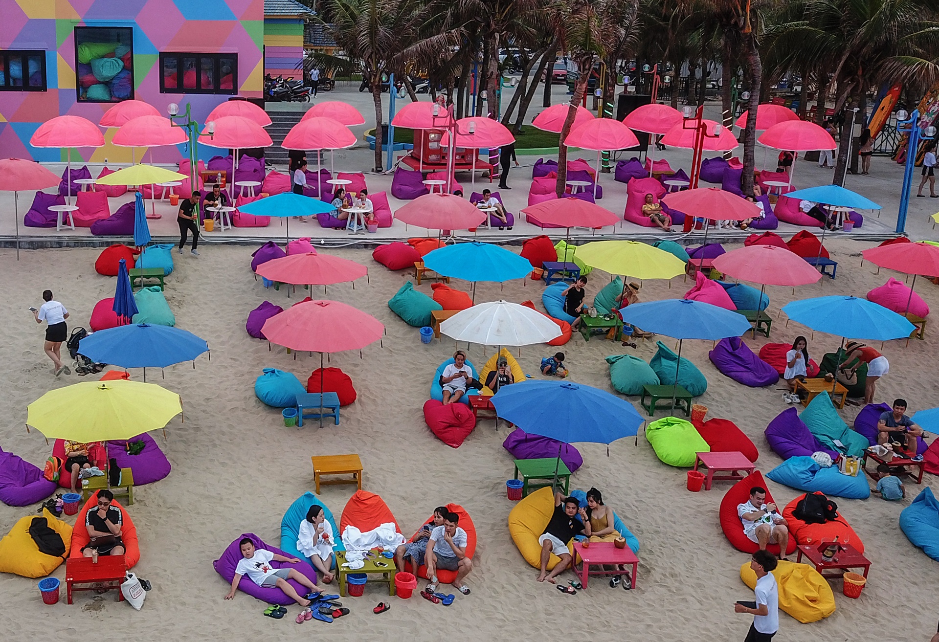 Bien Da Nang duoc trang hoang de don khach du lich anh 3