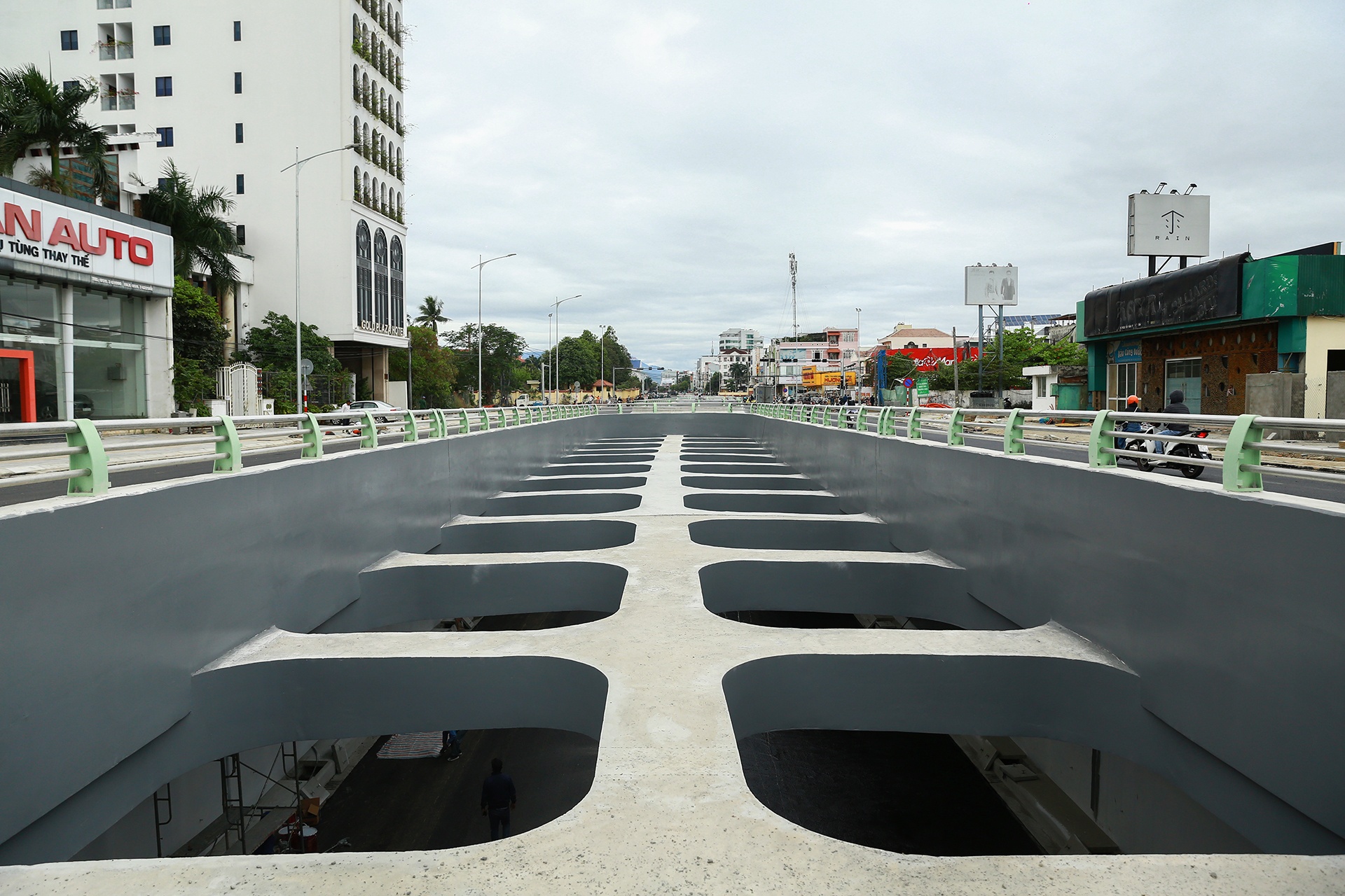 Nguy co xay ra tai nan tai ngieng troi lo thien o cong trinh 750 ty dong anh 3