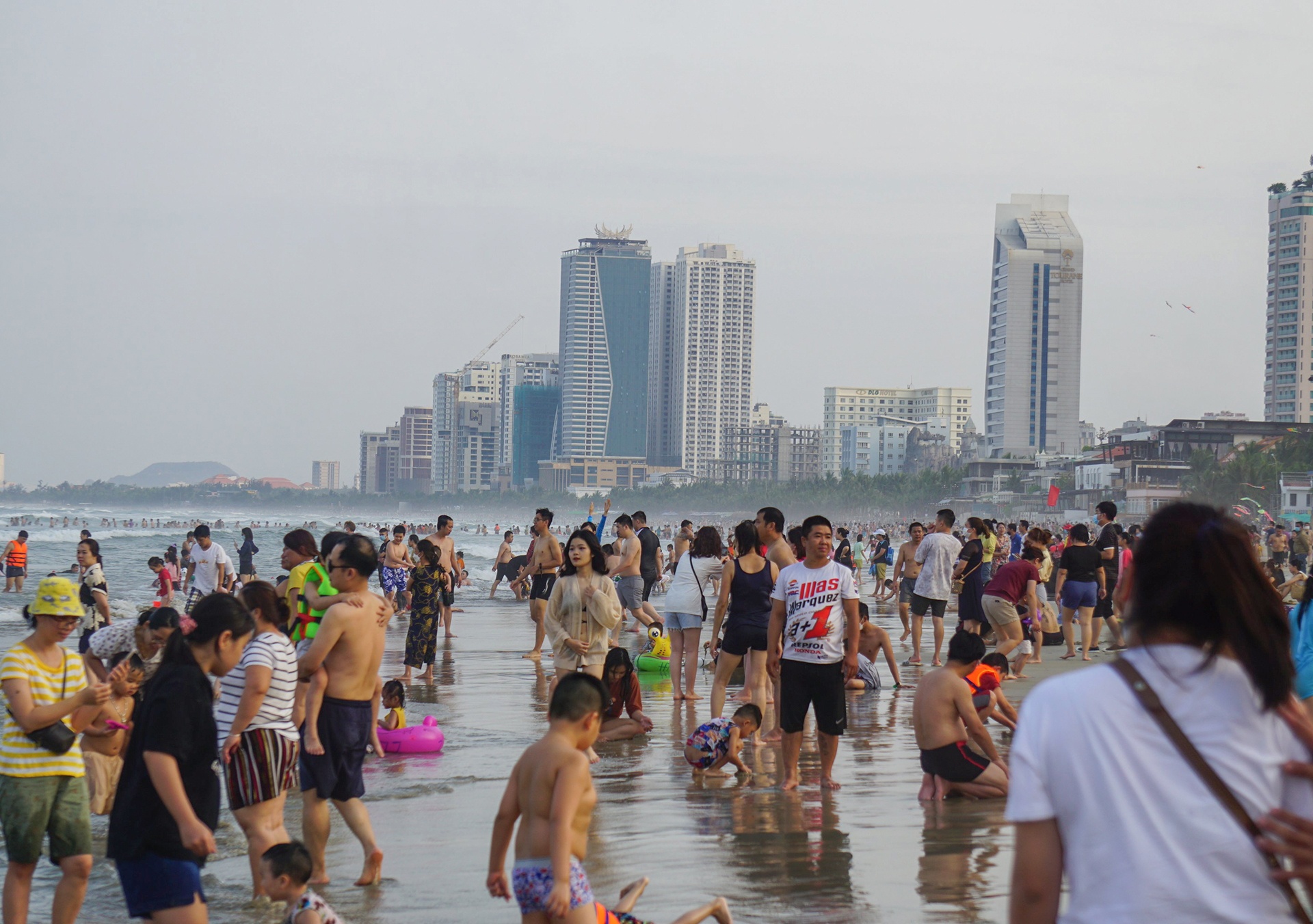 Cac bai bien Da Nang dong nghit du khach anh 4