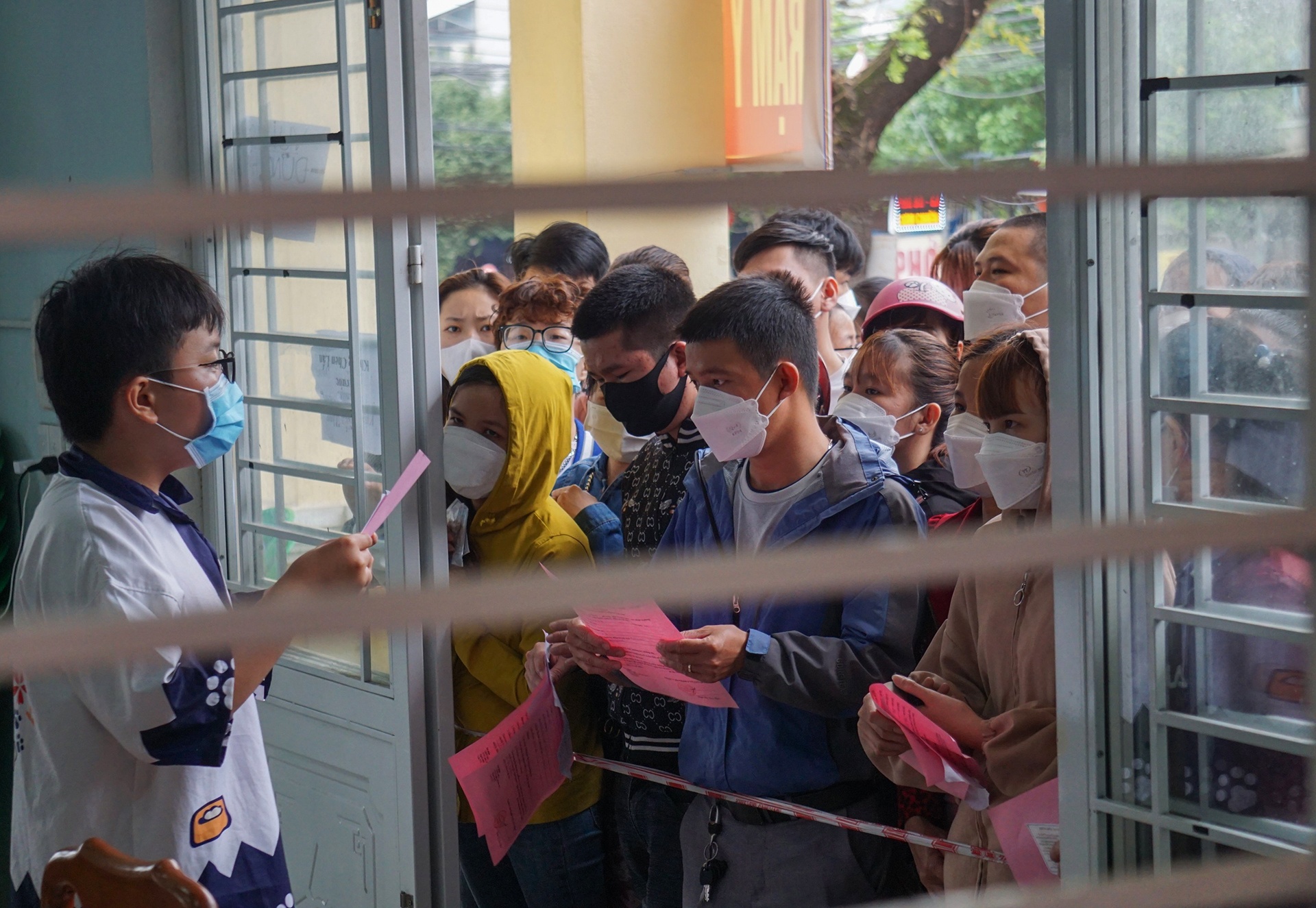 Nguoi dan Da Nang chen lan de xin giay xac nhan Covid-19 anh 4