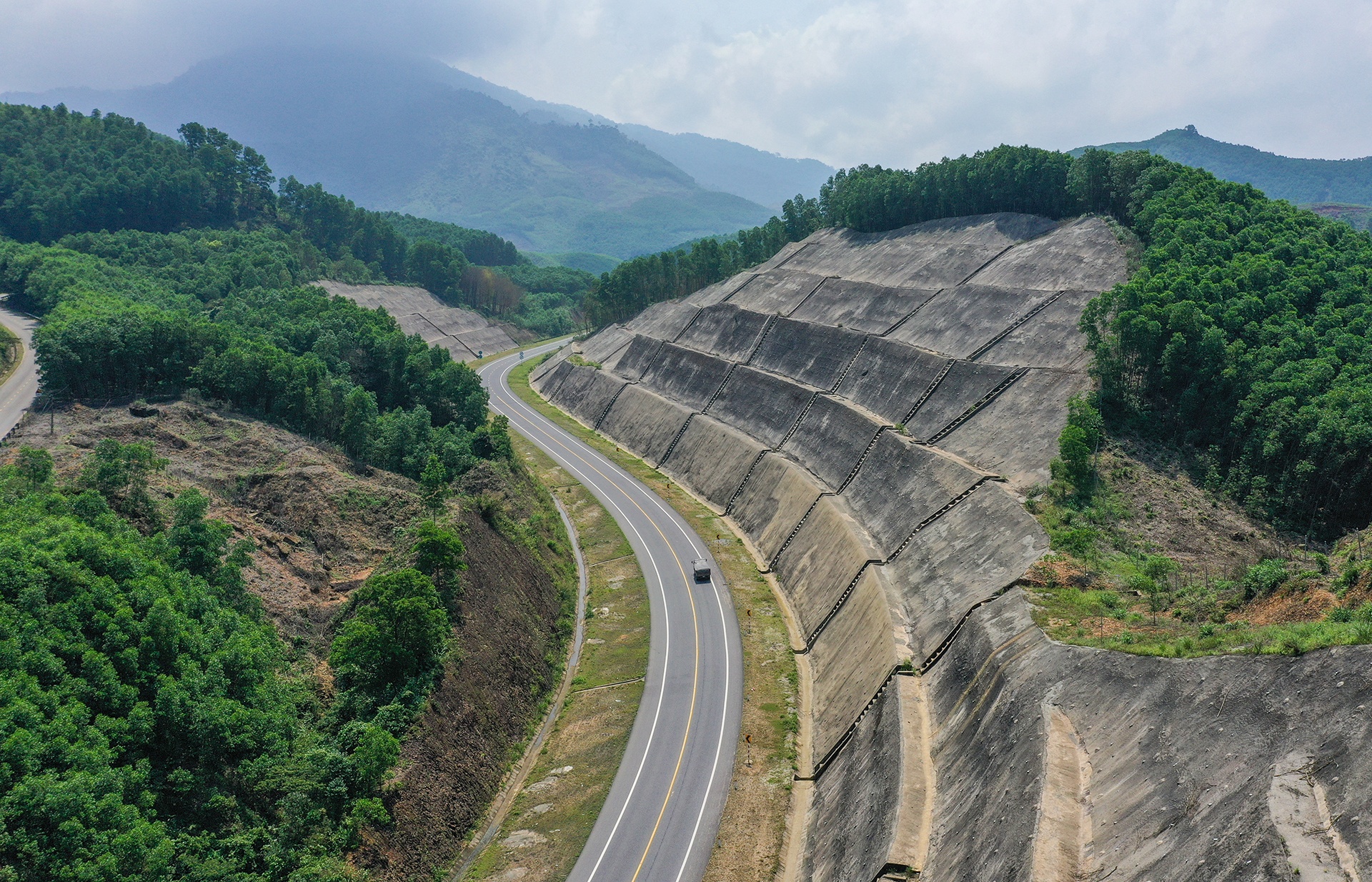 Tuyen duong 11.000 ty dong noi Hue - Da Nang duoc khai thac anh 4