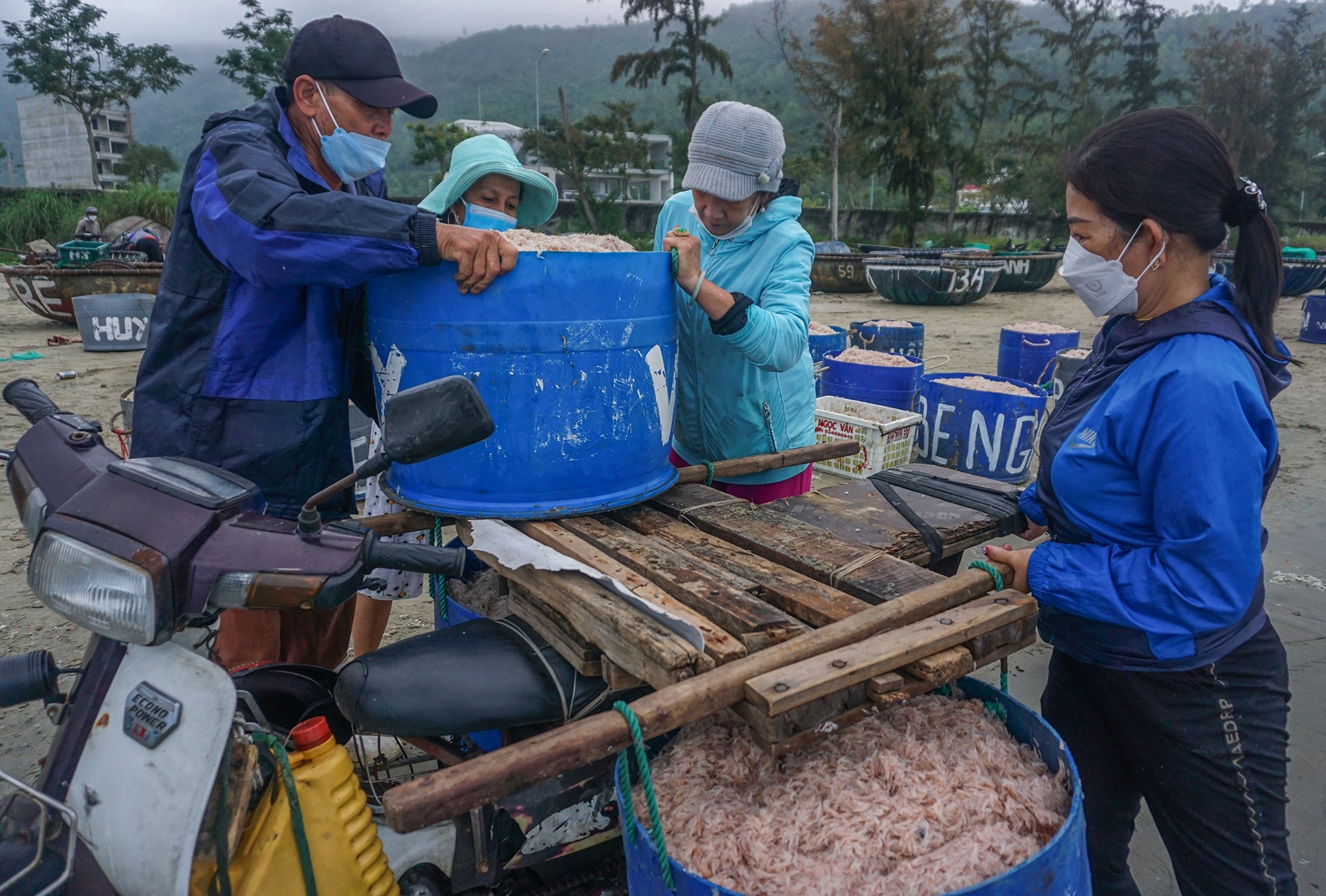 Ngu dan Da Nang trung dam ruoc bien anh 5