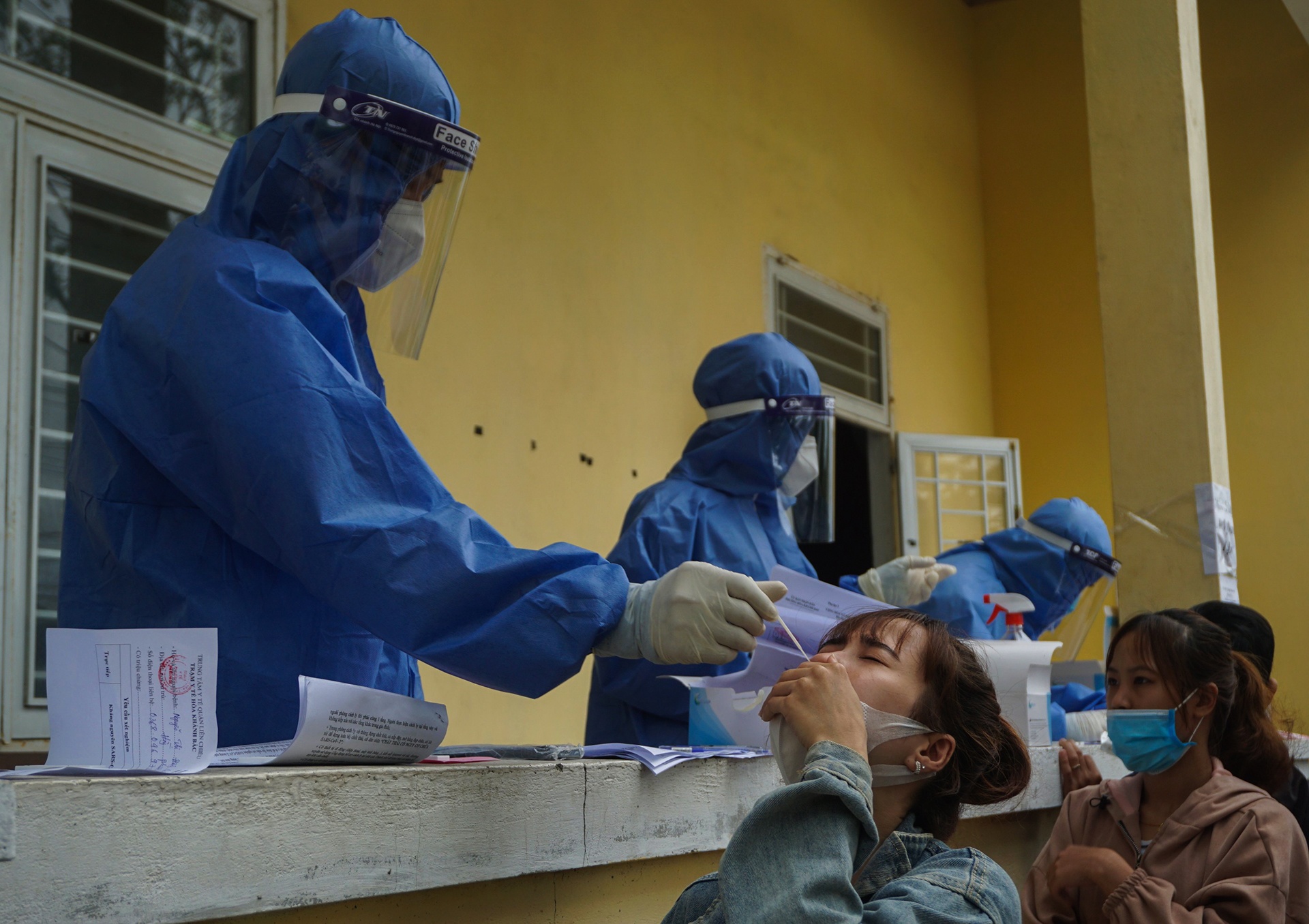 Nguoi dan Da Nang chen lan de xin giay xac nhan Covid-19 anh 5