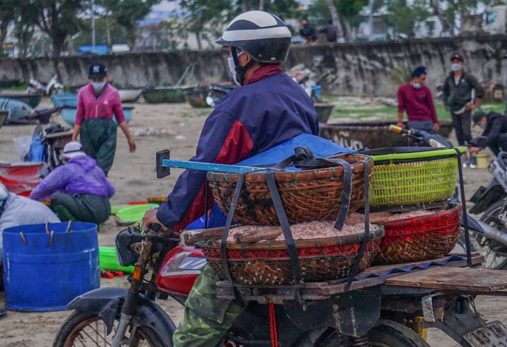 Ngu dan Da Nang trung dam ruoc bien anh 6