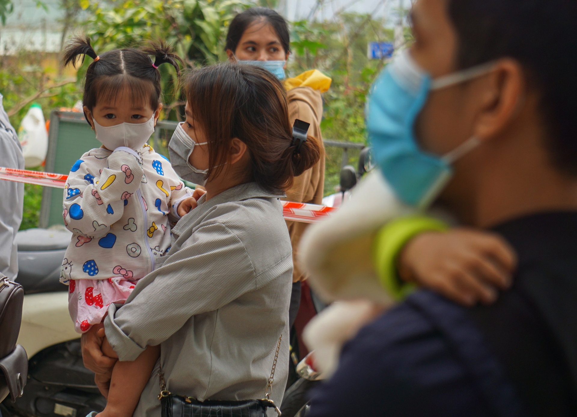 Nguoi dan Da Nang chen lan de xin giay xac nhan Covid-19 anh 6