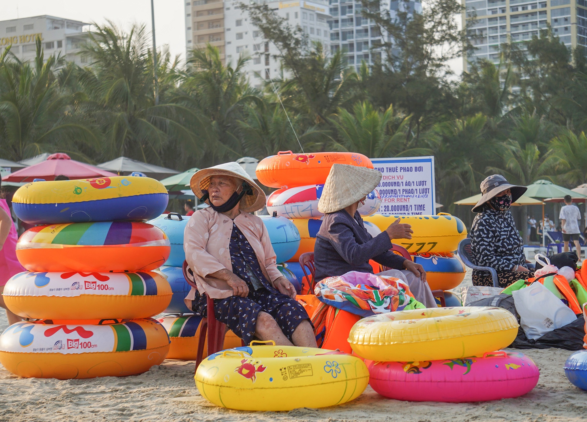 Cac bai bien Da Nang dong nghit du khach anh 6