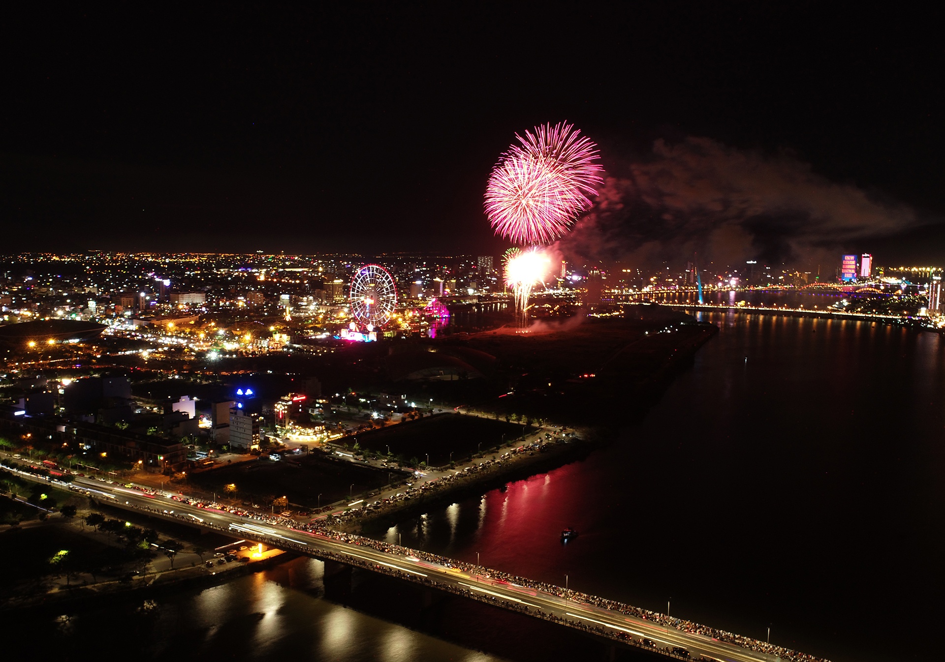 Da Nang chi 400 ty dong de bien song Han thanh 'san khau nghe thuat' hinh anh