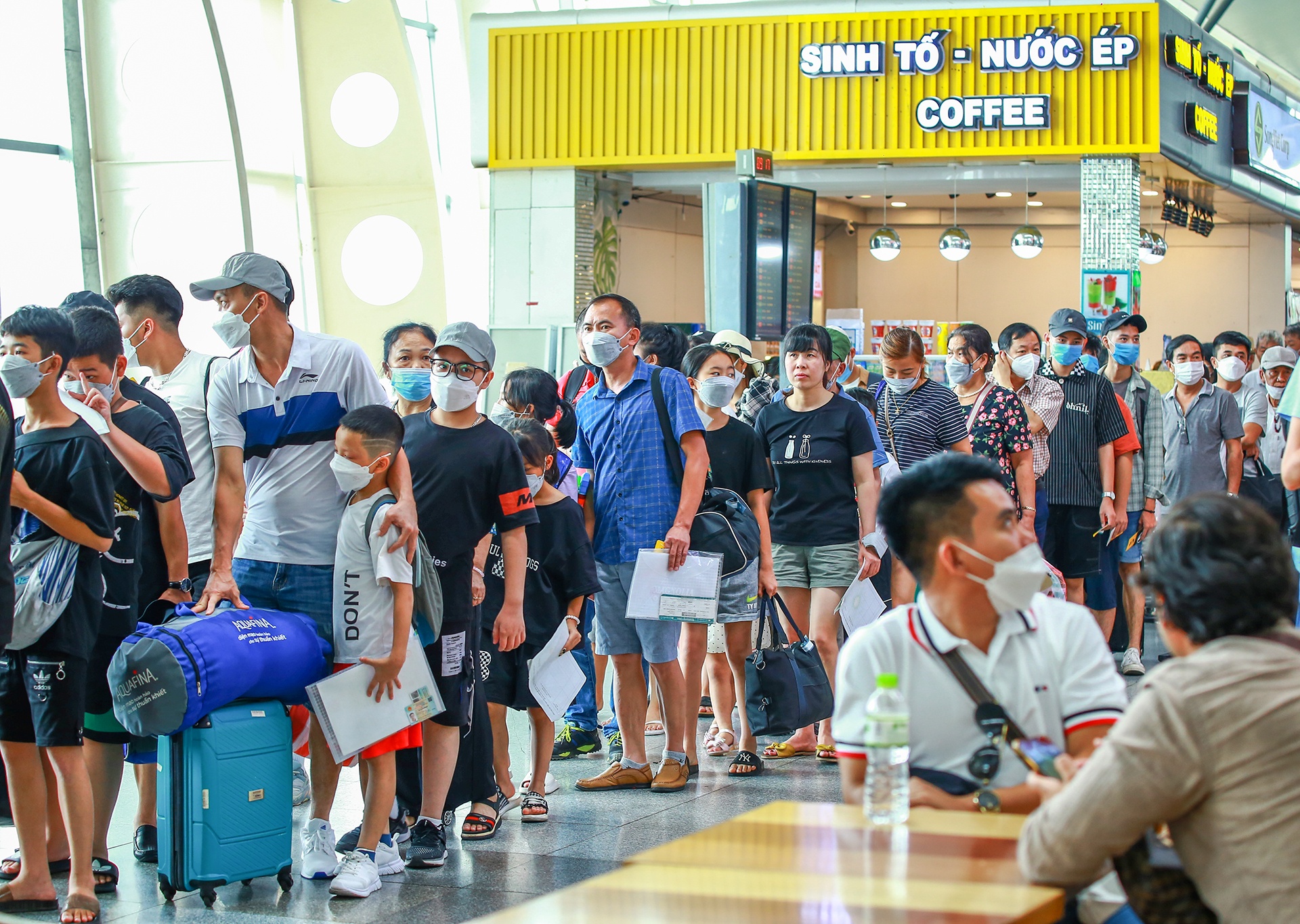 Sân bay Đà Nẵng đông đúc du khách ảnh 9 San bay Da Nang dong duc du khach anh 9