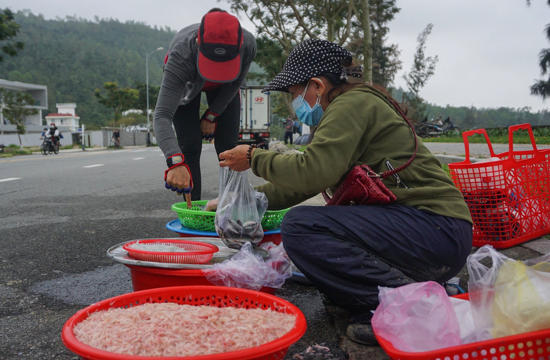 Ngu dan Da Nang trung dam ruoc bien anh 7