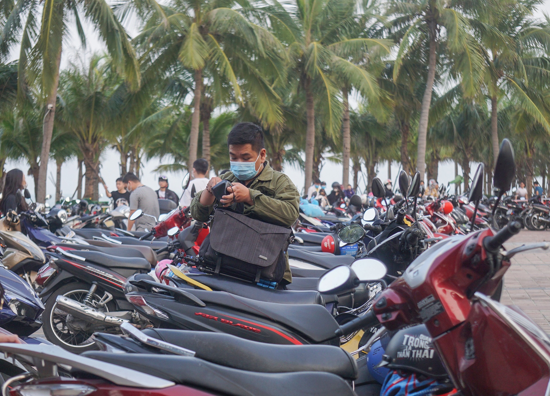 Cac bai bien Da Nang dong nghit du khach anh 7