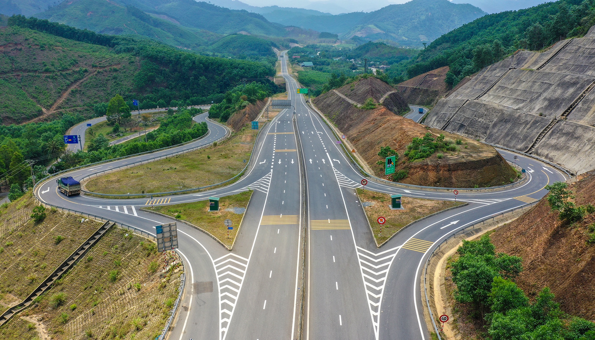 Tuyen duong 11.000 ty dong noi Hue - Da Nang duoc khai thac anh 6