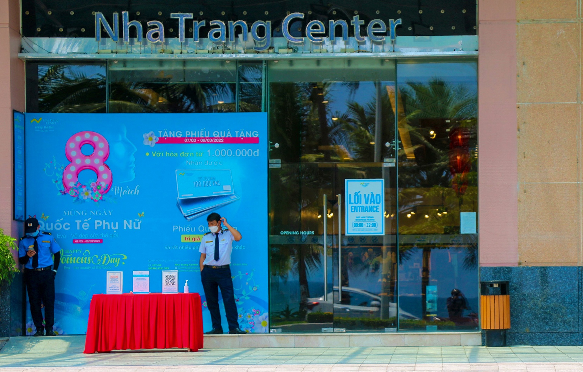 Ngay dau don khach quoc te anh 7