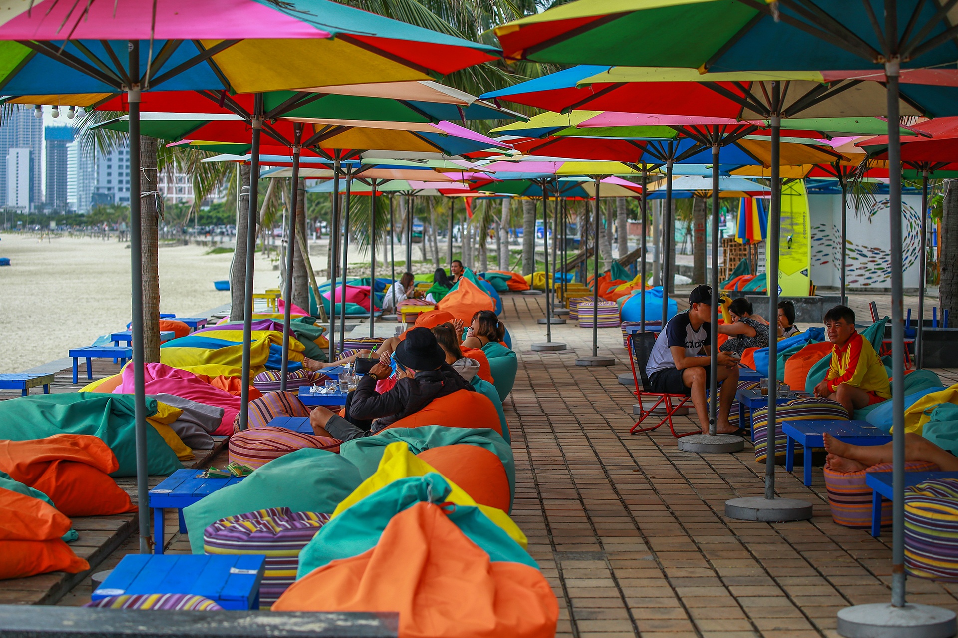 Bien Da Nang duoc trang hoang de don khach du lich anh 7