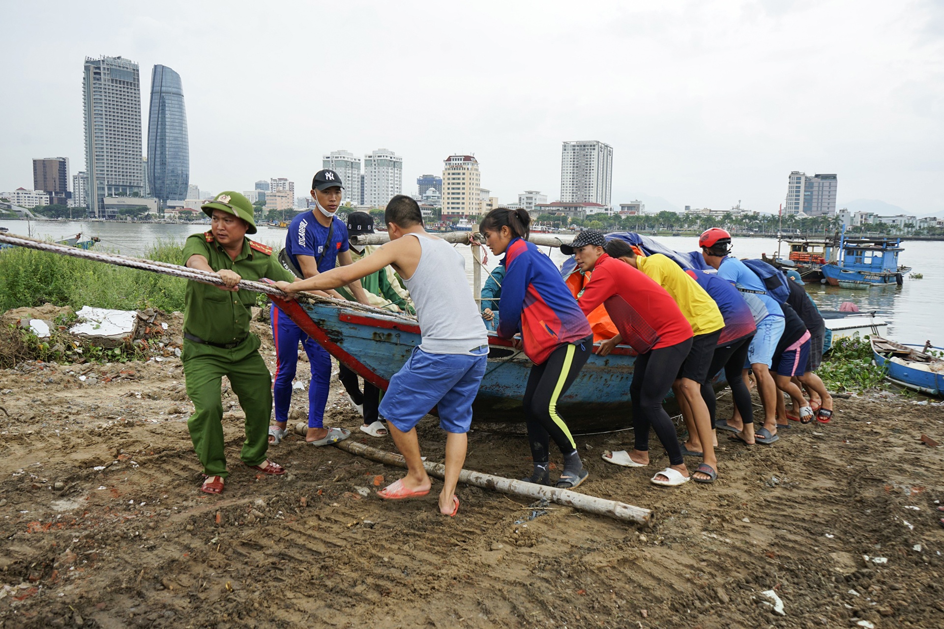 Ngu dan tranh bao anh 9
