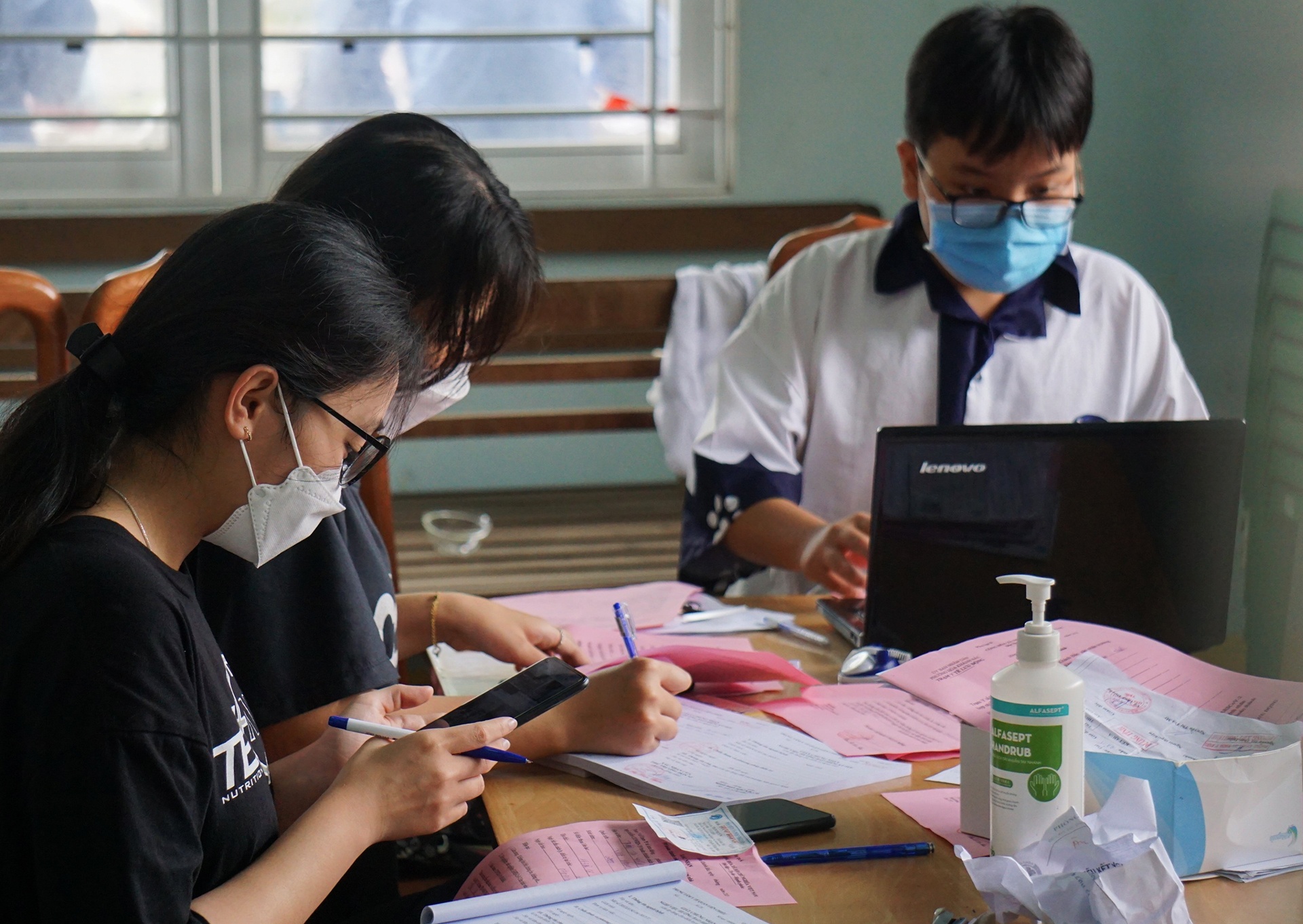 Nguoi dan Da Nang chen lan de xin giay xac nhan Covid-19 anh 9