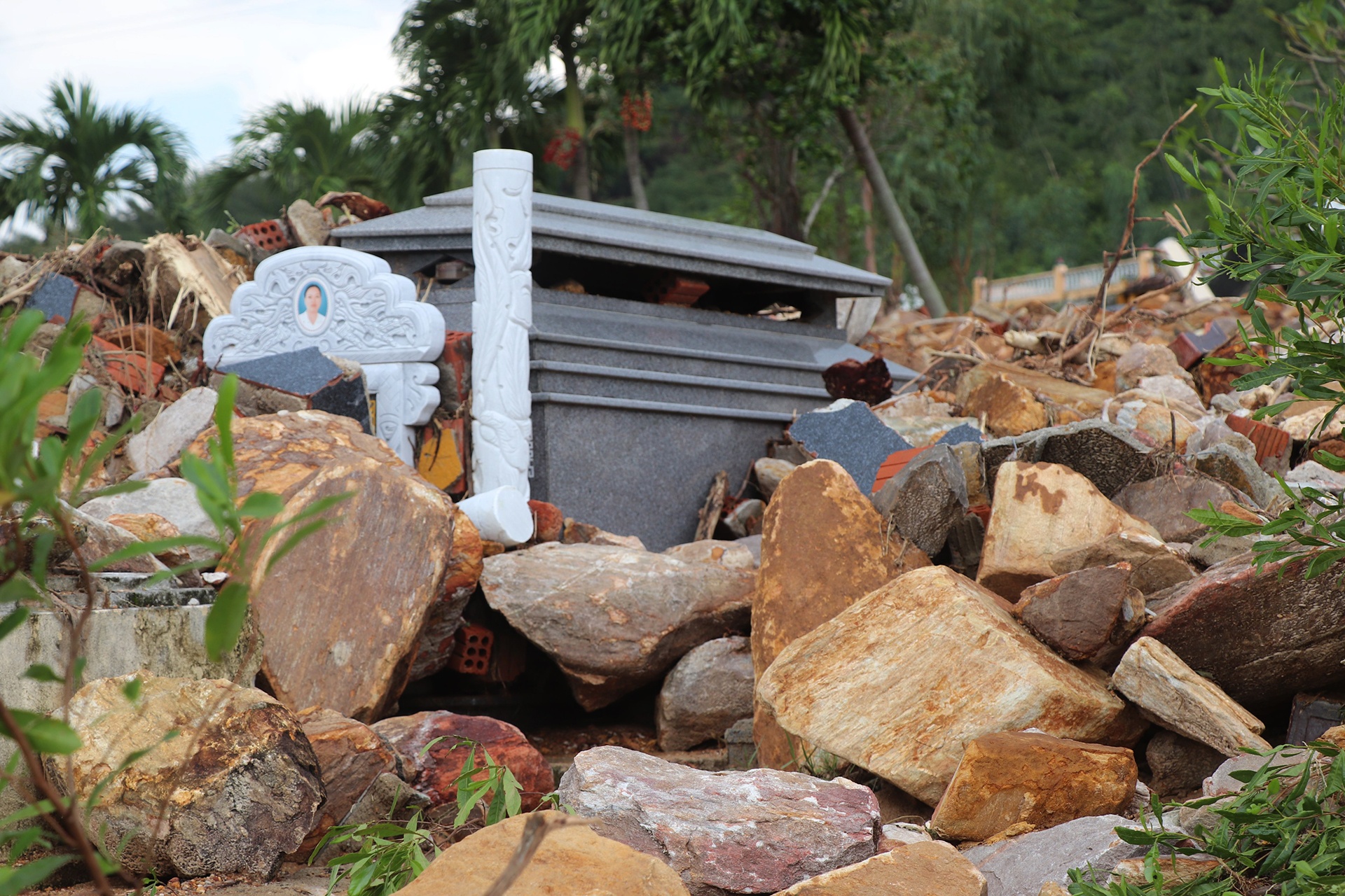 Nghia trang sat lo anh 9