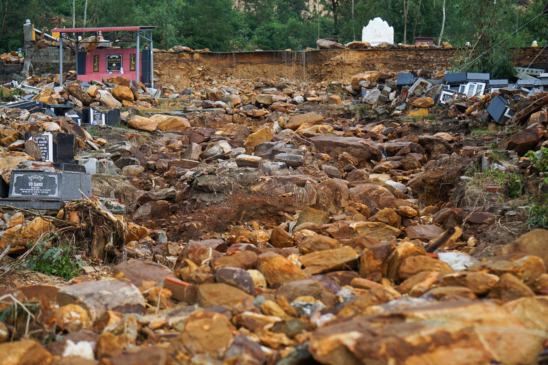 Nghia trang sat lo anh 4