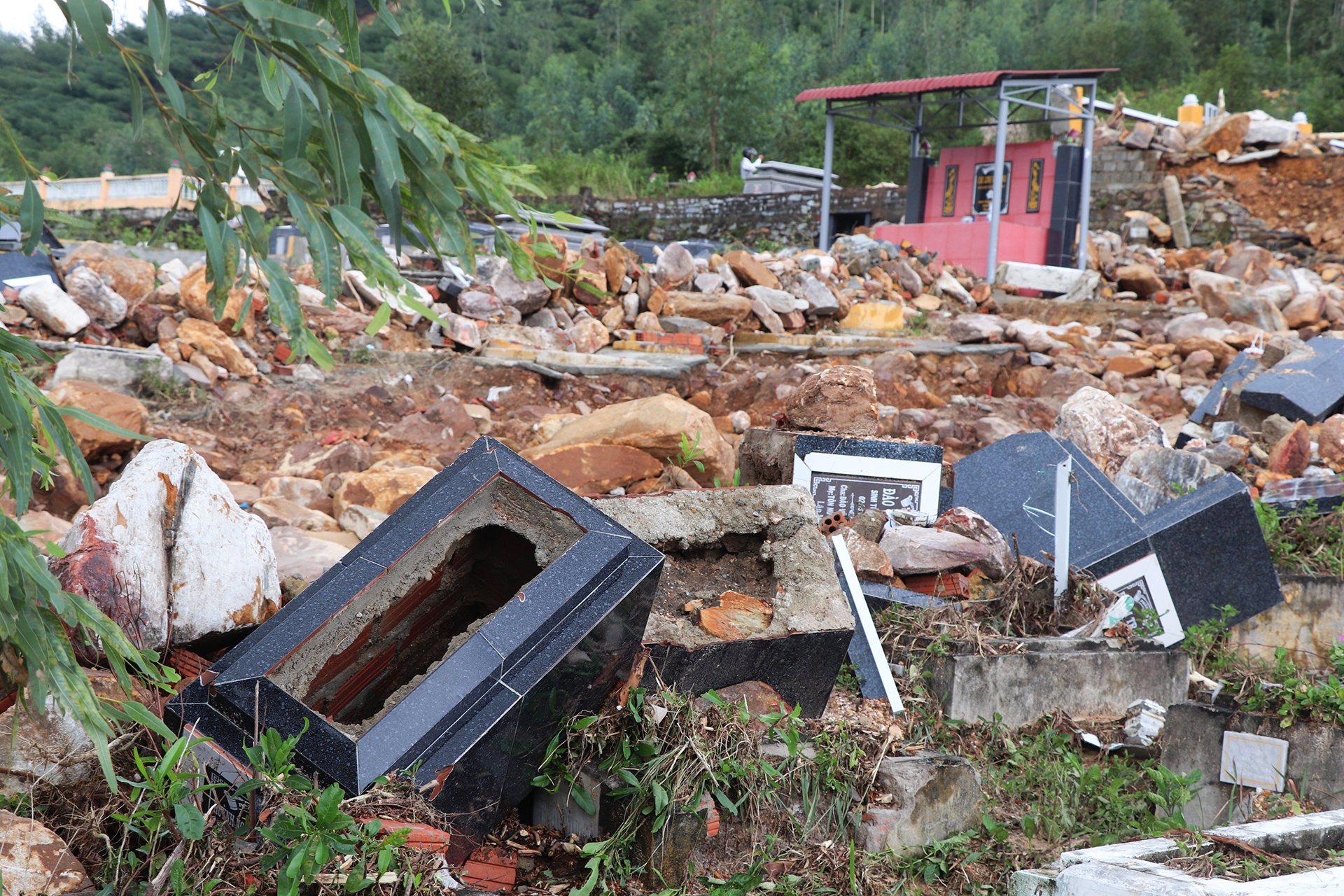 Nghia trang sat lo anh 8