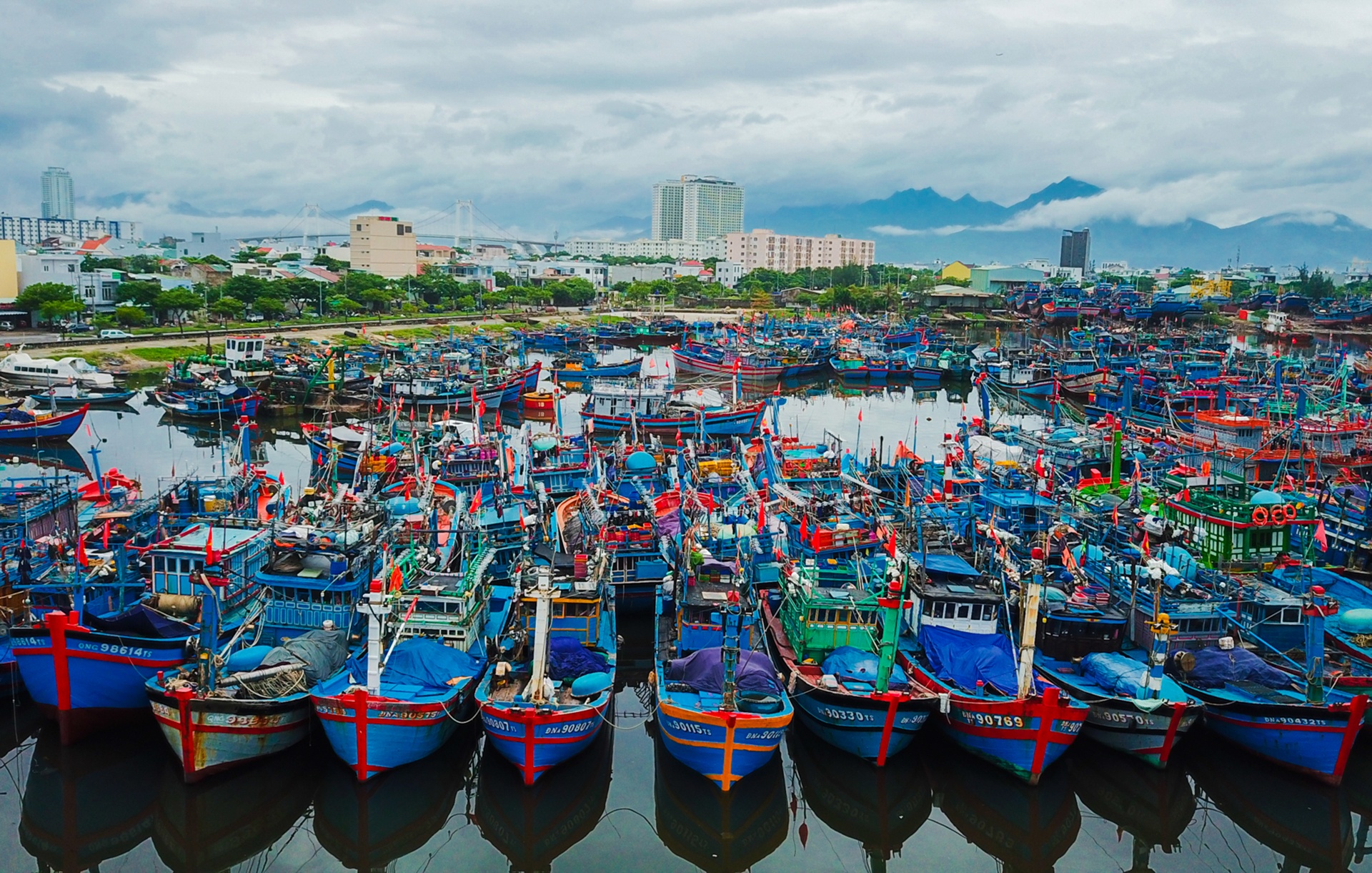 Ra khoi san loc dau nam, ngu dan mong ca day khoang khi tro ve hinh anh