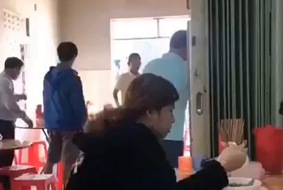 Chu quan bun o Da Nang danh thuc khach hinh anh