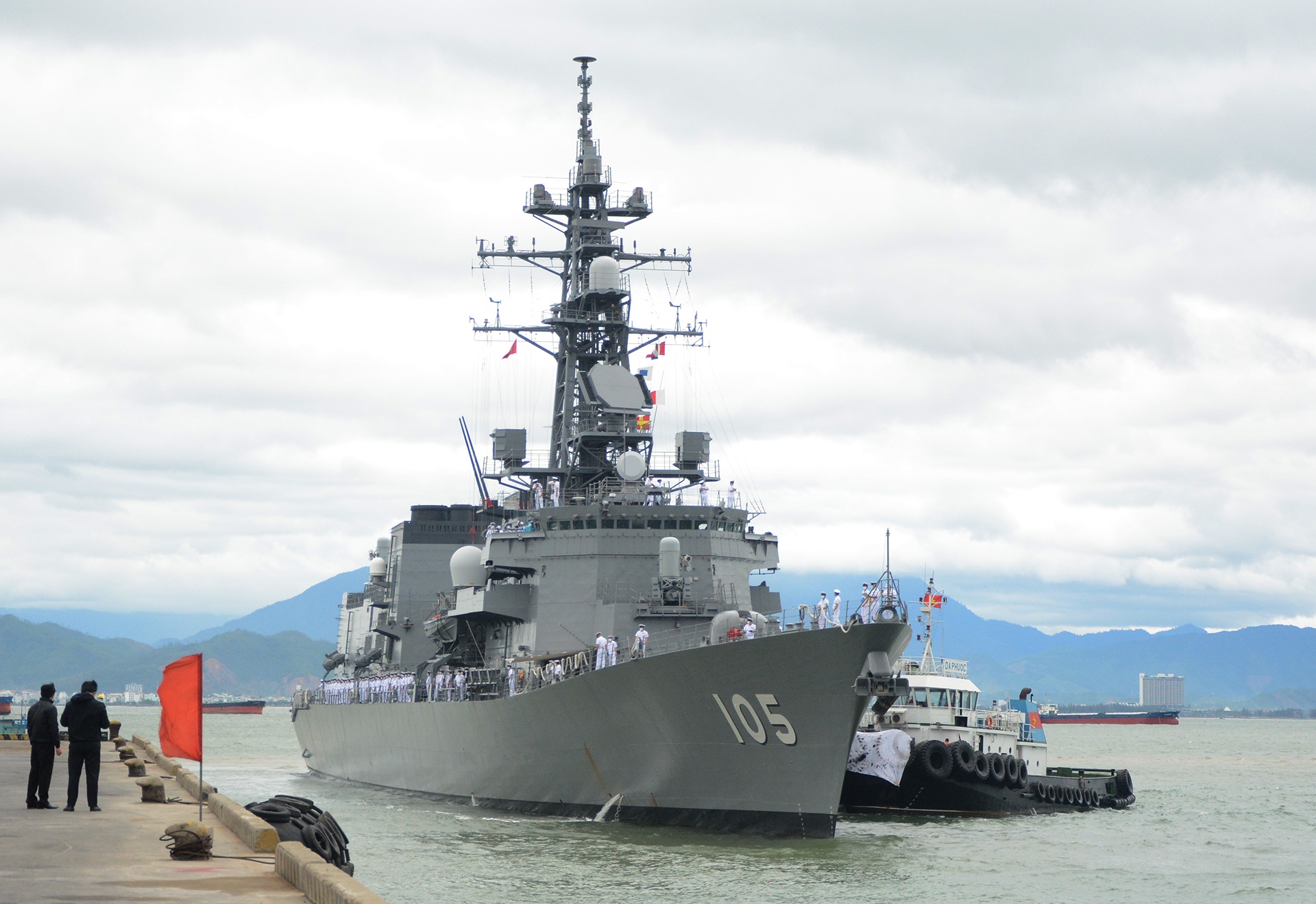 Bien doi tau huan luyen Nhat Ban cap cang Tien Sa hinh anh