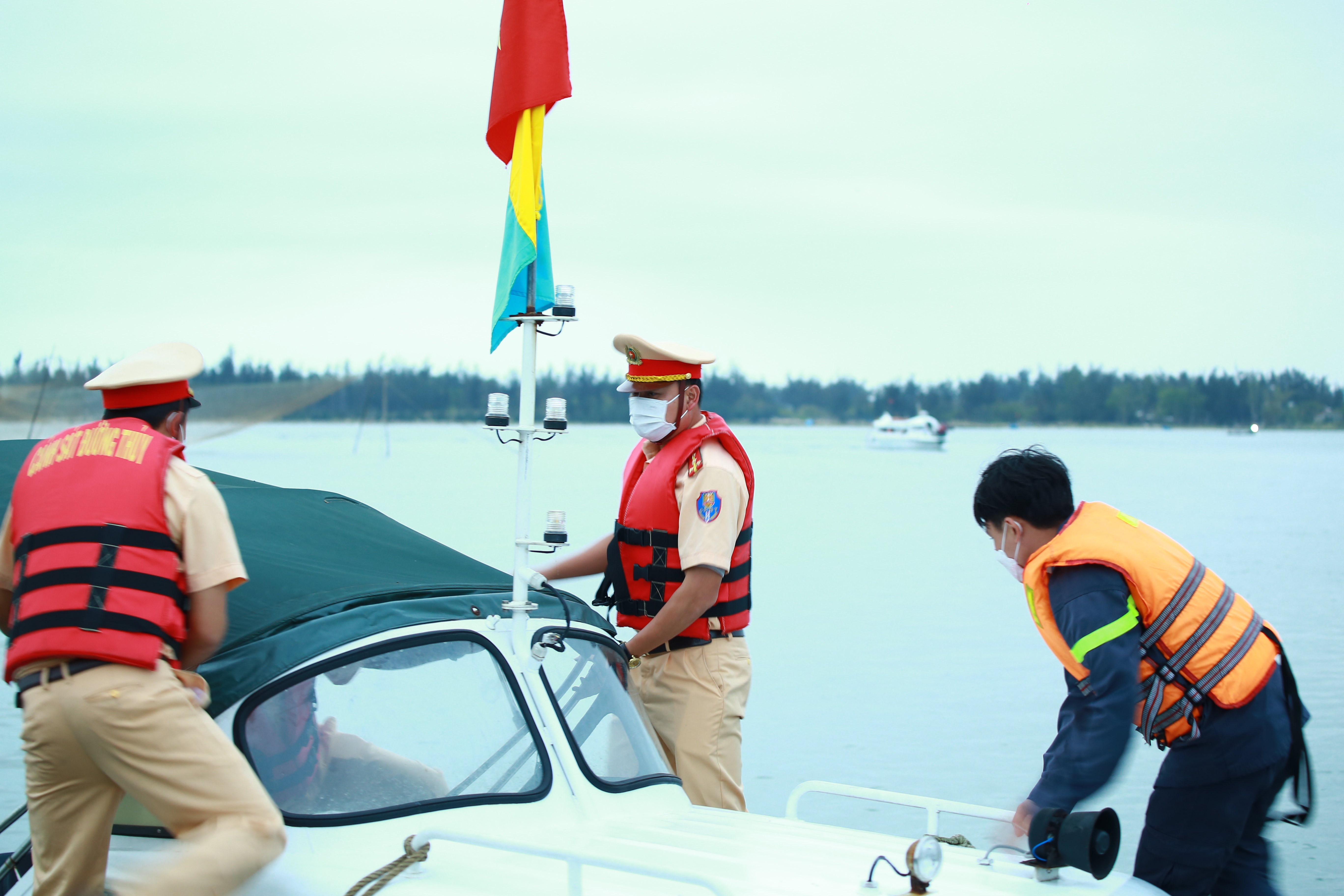 Tim kiem 4 nguoi mat tich vu lat cano anh 2