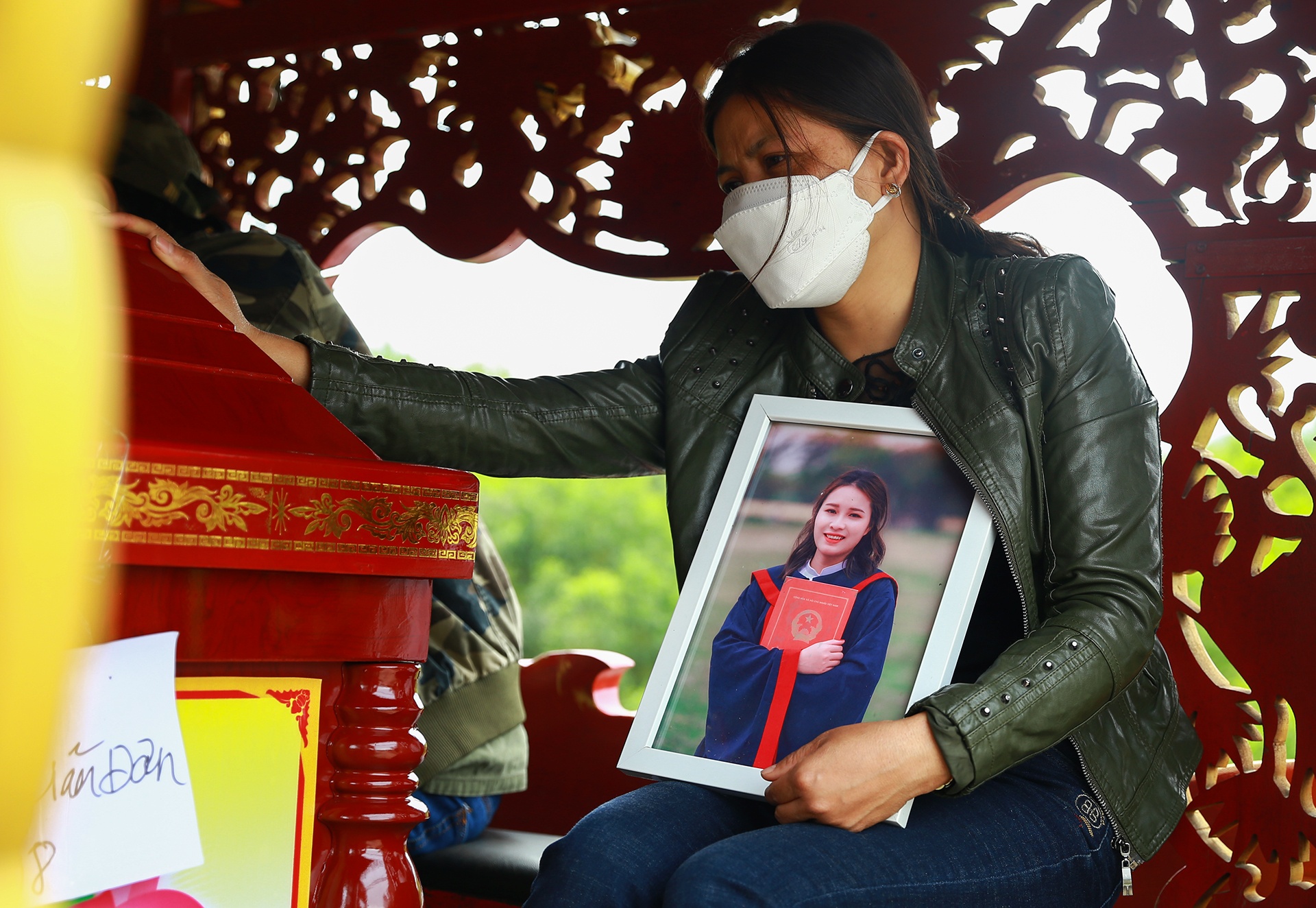 Loi hen dang do cua co gai tu nan trong vu lat cano hinh anh