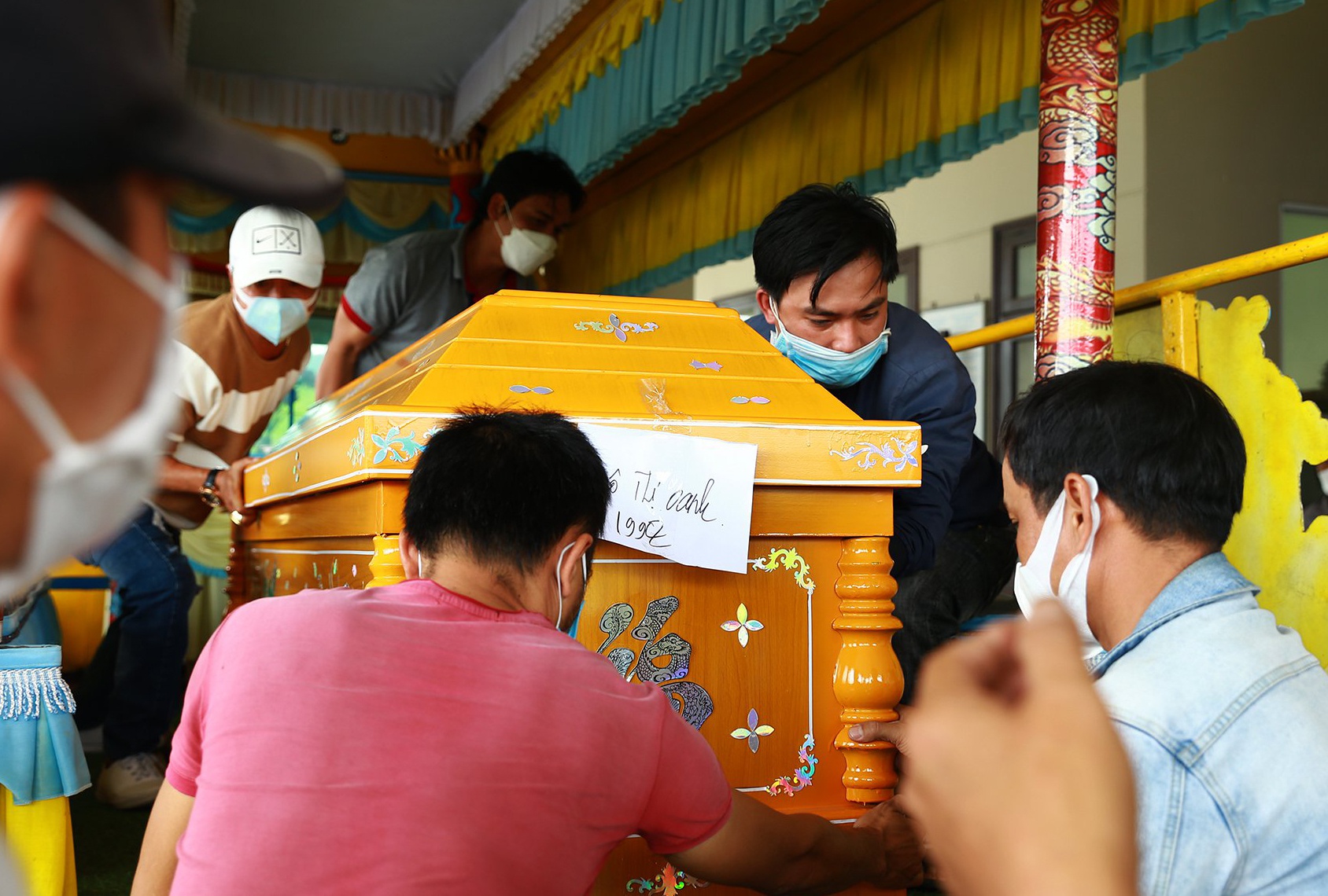 Nguoi than dau xot dua 7 nan nhan vu lat cano di hoa tang hinh anh