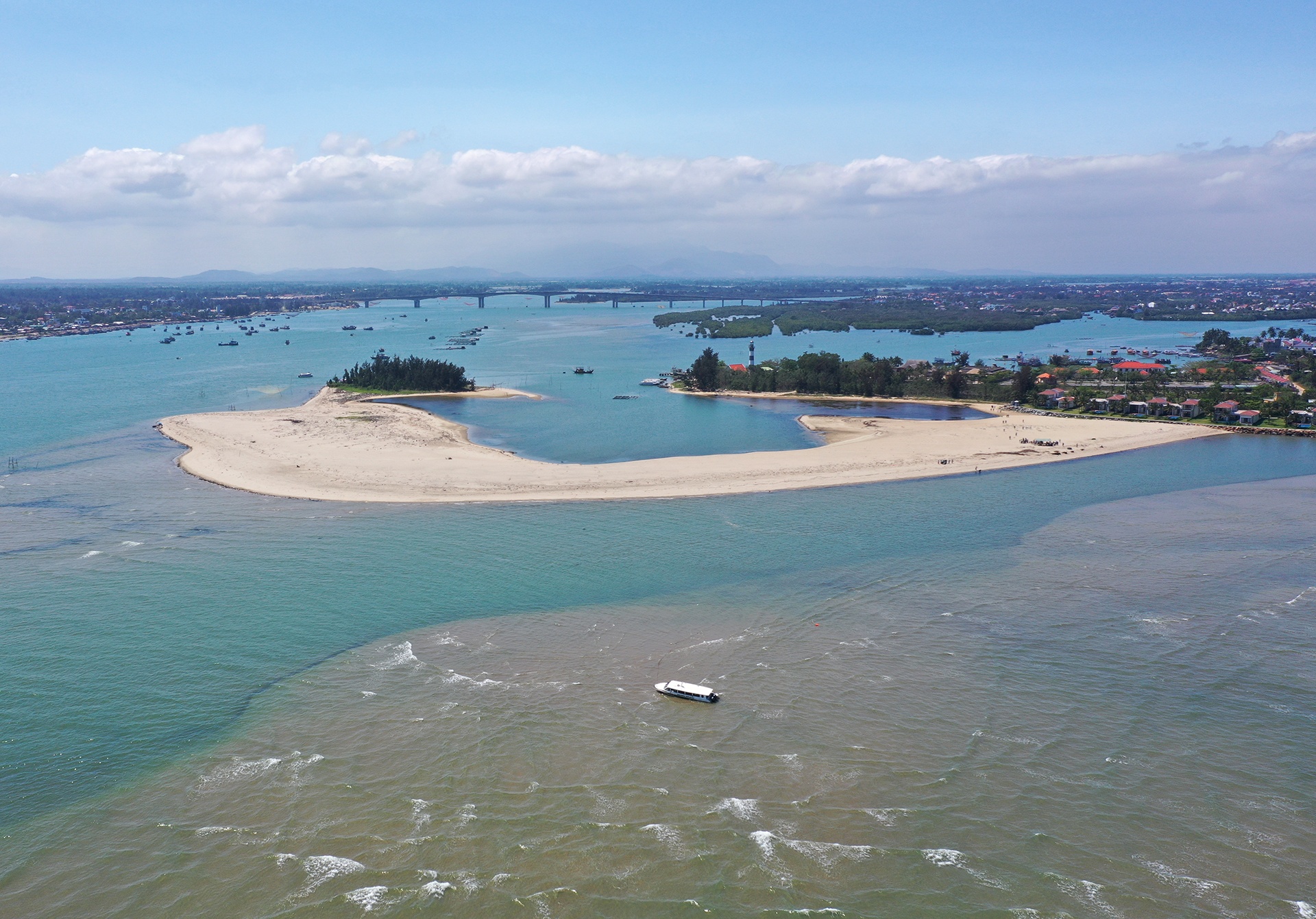 Cano bi lat up o Cua Dai anh 1