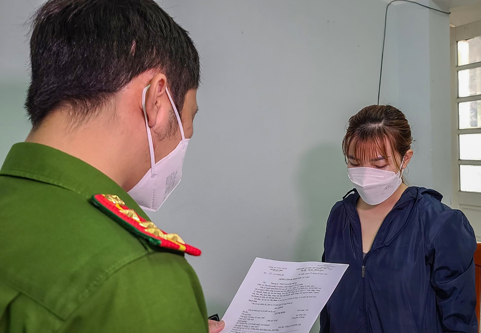 Khoi to 2 phu nu mua ban trai phep nhieu tai khoan ngan hang hinh anh