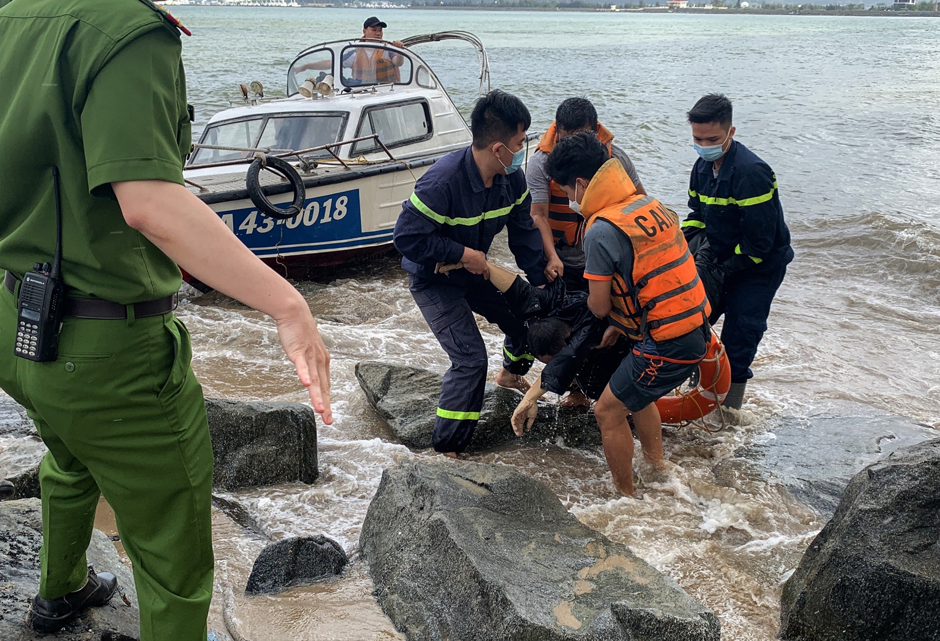 Nguoi dan ong nhay xuong song sau gan mot ngay ngoi o cau Thuan Phuoc hinh anh