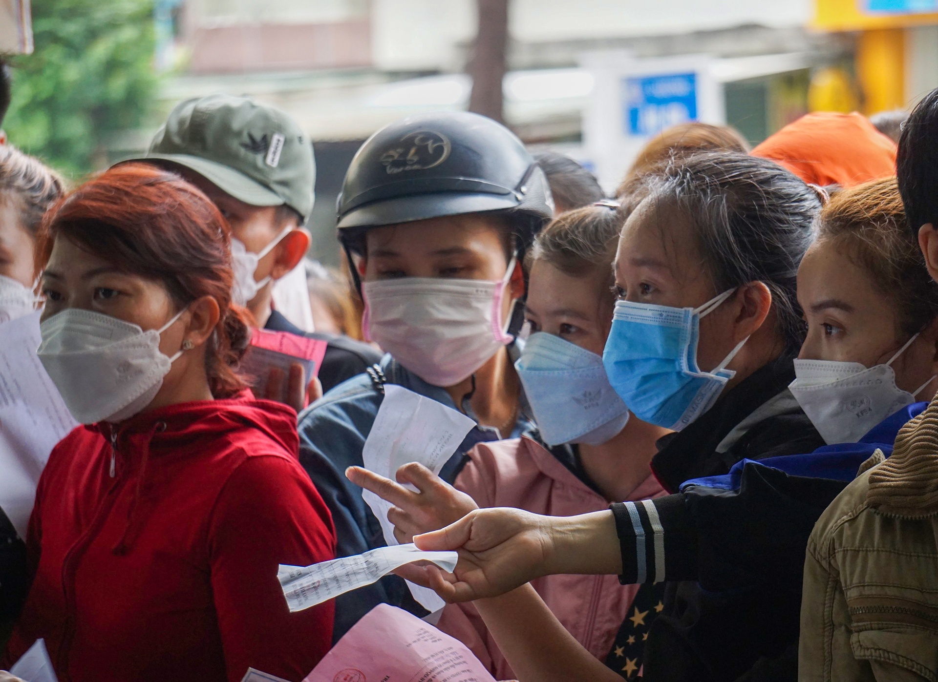 Nguoi dan Da Nang chen lan xin giay xac nhan F0 hinh anh