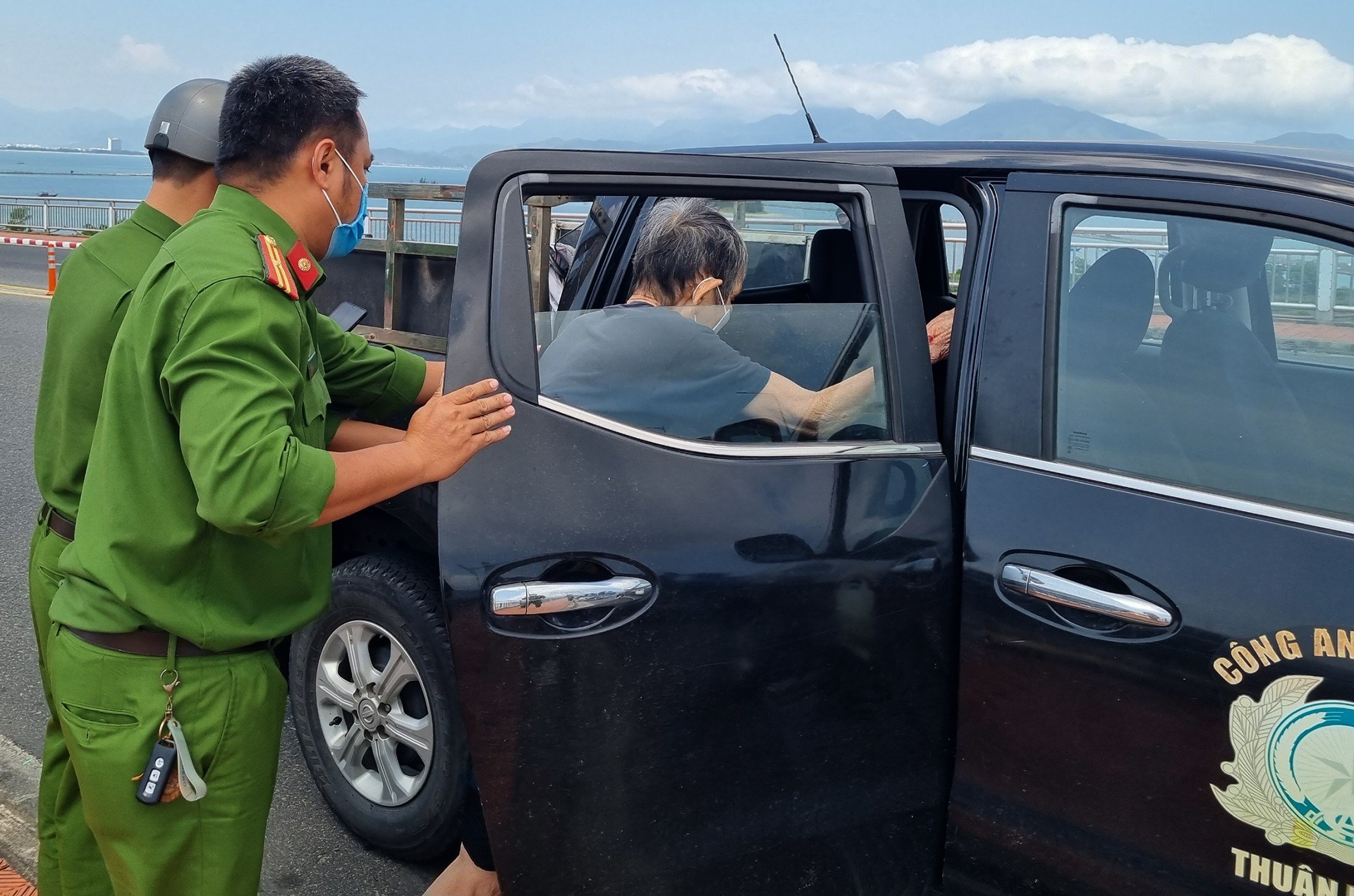 Cong an thuyet phuc cu ong 86 tuoi bo y dinh nhay cau Thuan Phuoc hinh anh