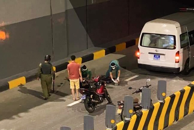 Dam lan can, nguoi dan ong roi xuong ham chui lo thien cau Tran Thi Ly hinh anh