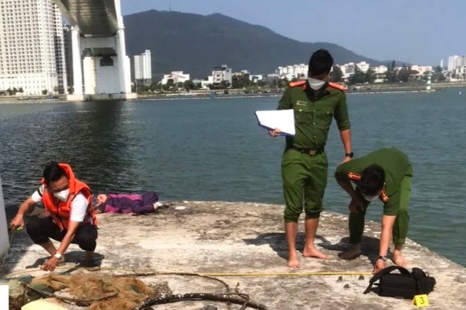 Phat hien 2 thi the duoi mo cau Thuan Phuoc hinh anh