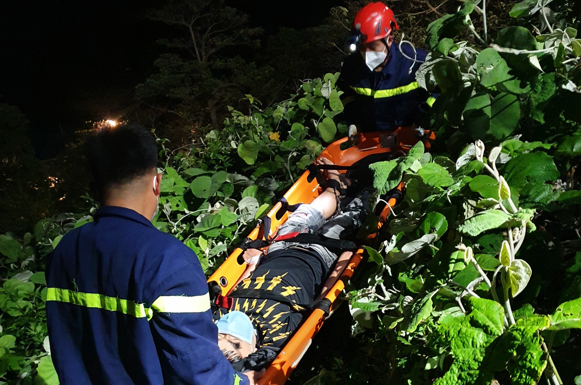 Mai chup anh, thieu nien roi xuong vuc sau 15 m o nui Son Tra hinh anh