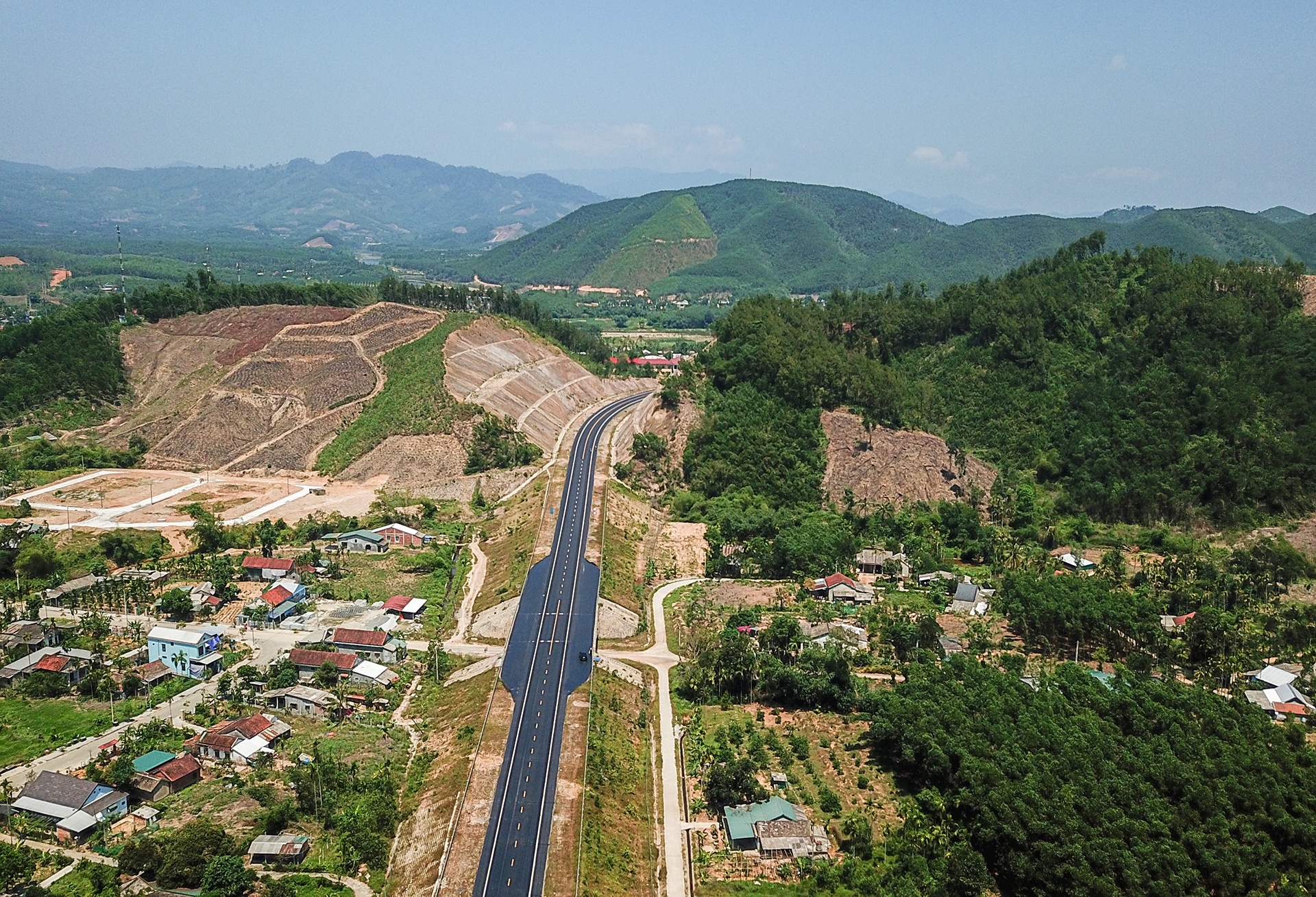 Nguoi dan giao mat bang de hoan thien cao toc noi Hue - Da Nang hinh anh